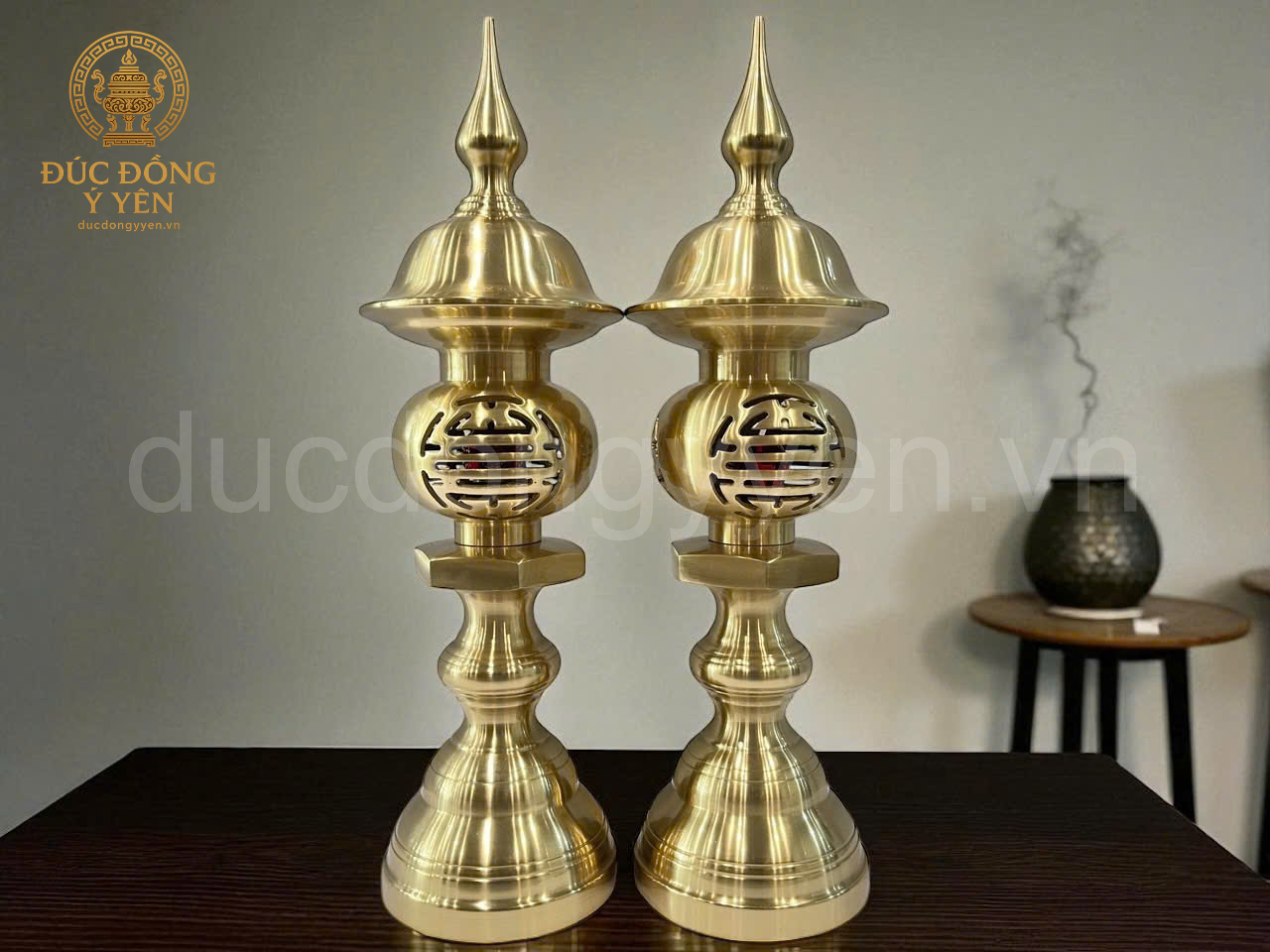 Đôi đèn thờ đúc đồng vàng cát tút cao 70cm 