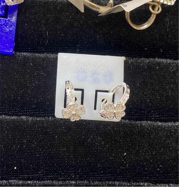 Bông tai bốn lá ✔