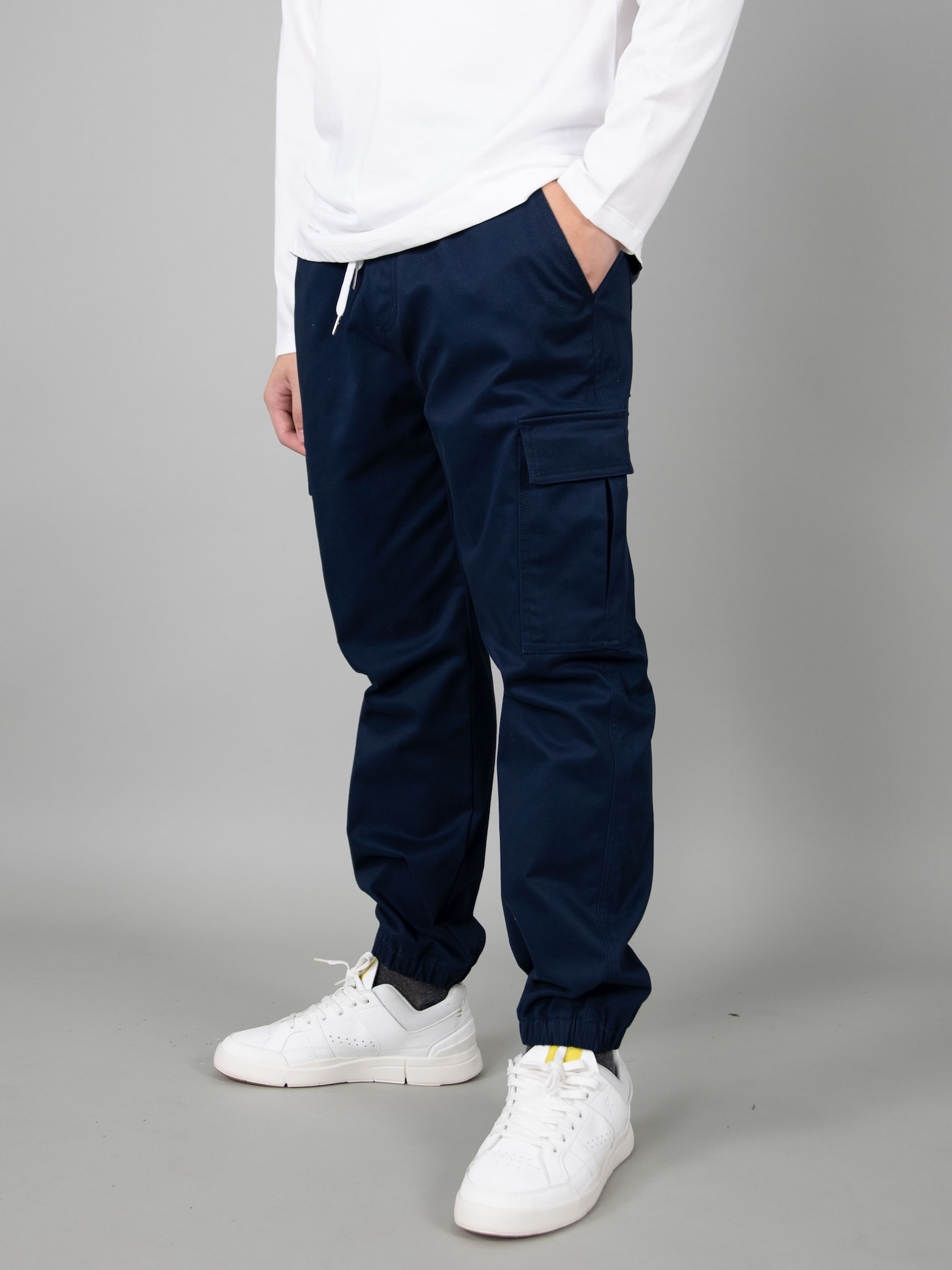 Quần kaki túi hộp màu xanh đen cạp chun, bo gấu