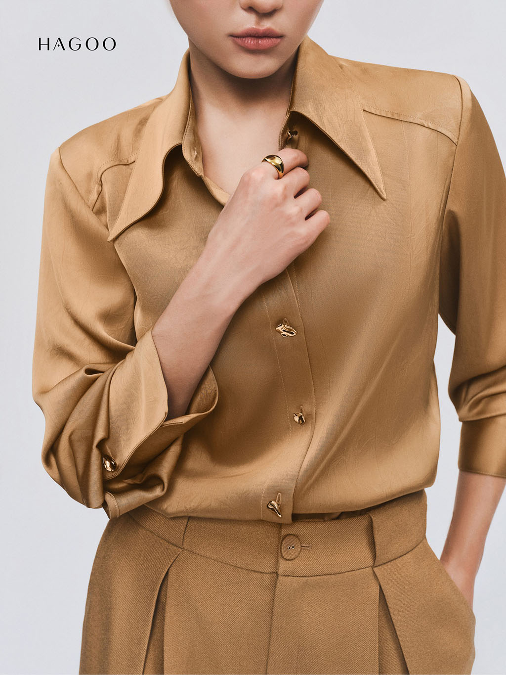 Áo sơ mi lụa cúc trang trí HAGOO