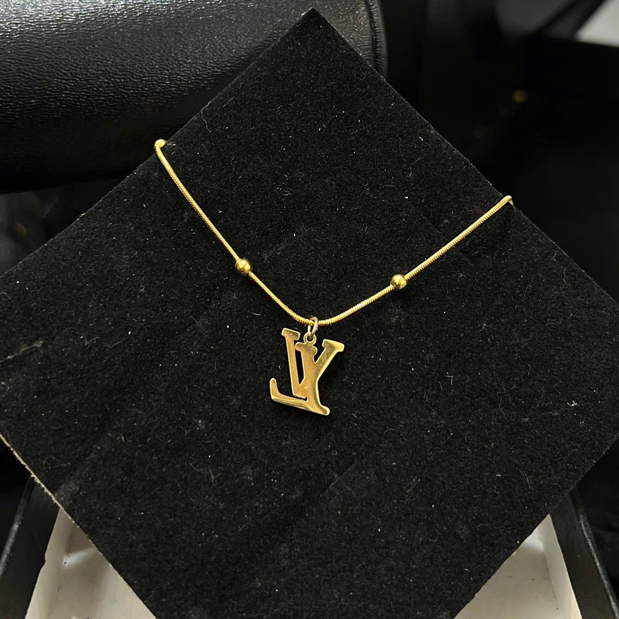 vòng tay titan vàng charm LV trơn to _thumbnail_1