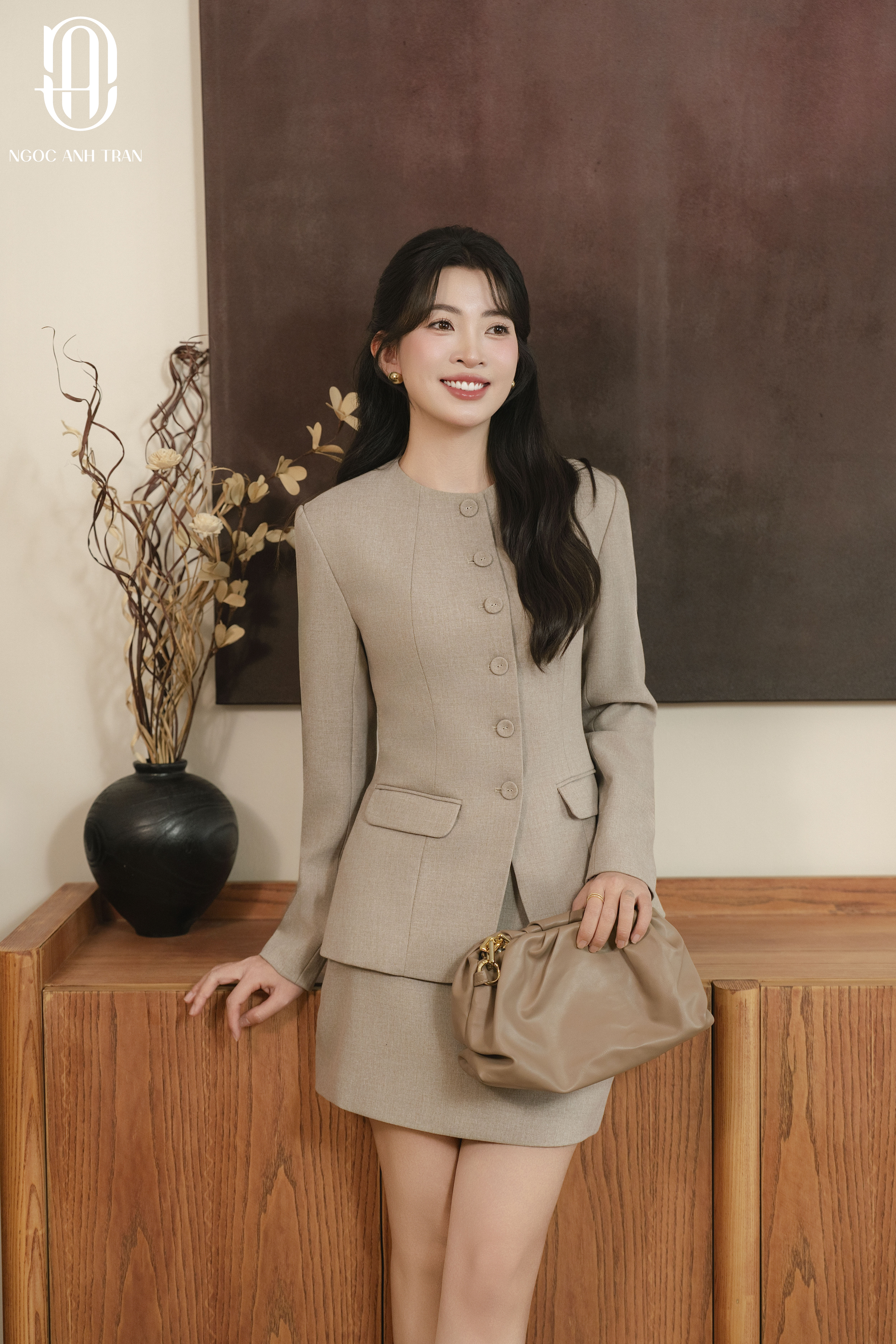 A255 - Sét áo kiểu dài tay cổ tròn phối chân váy lửng nâu be