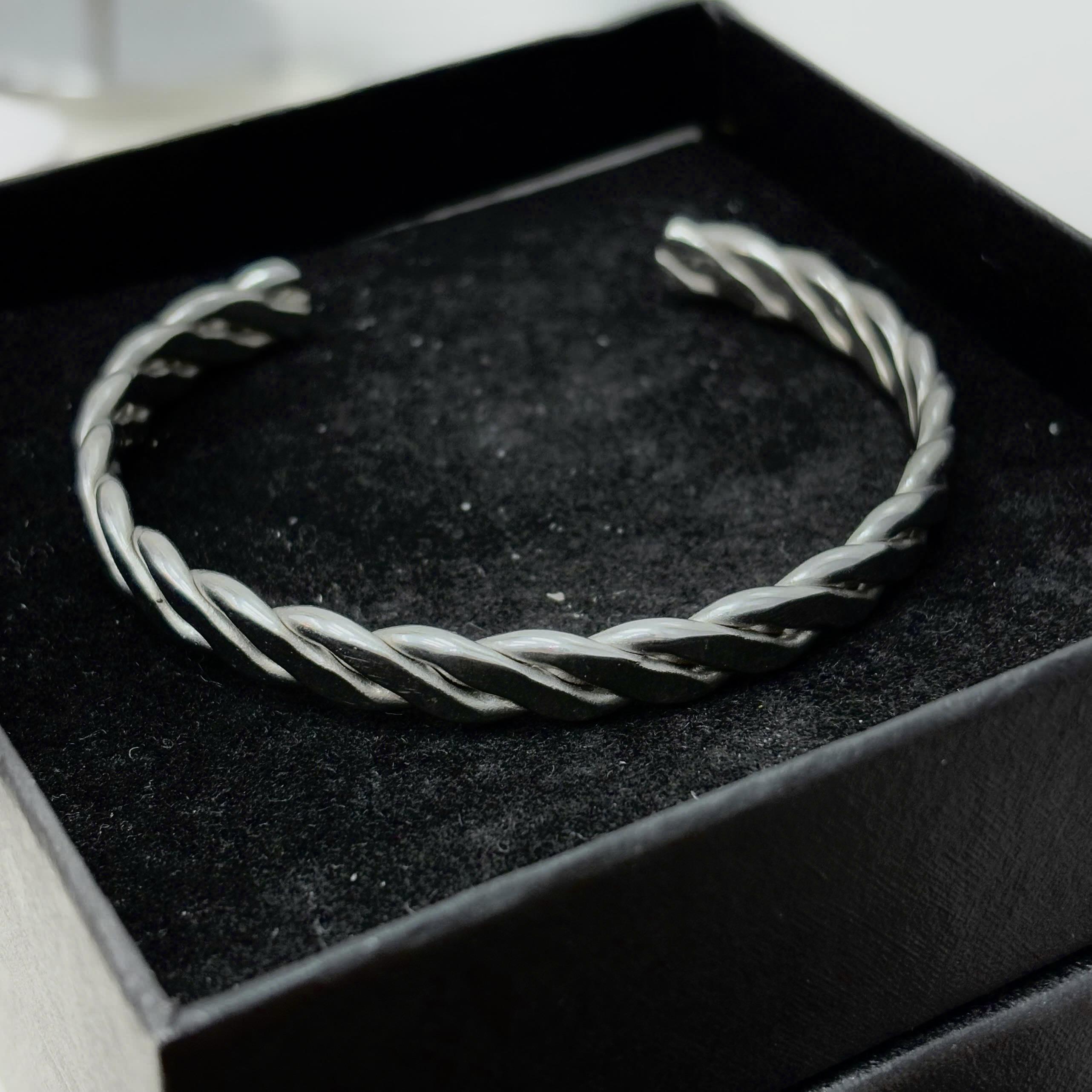 Vòng tay cuff titan dẹt xoắn._thumbnail_2