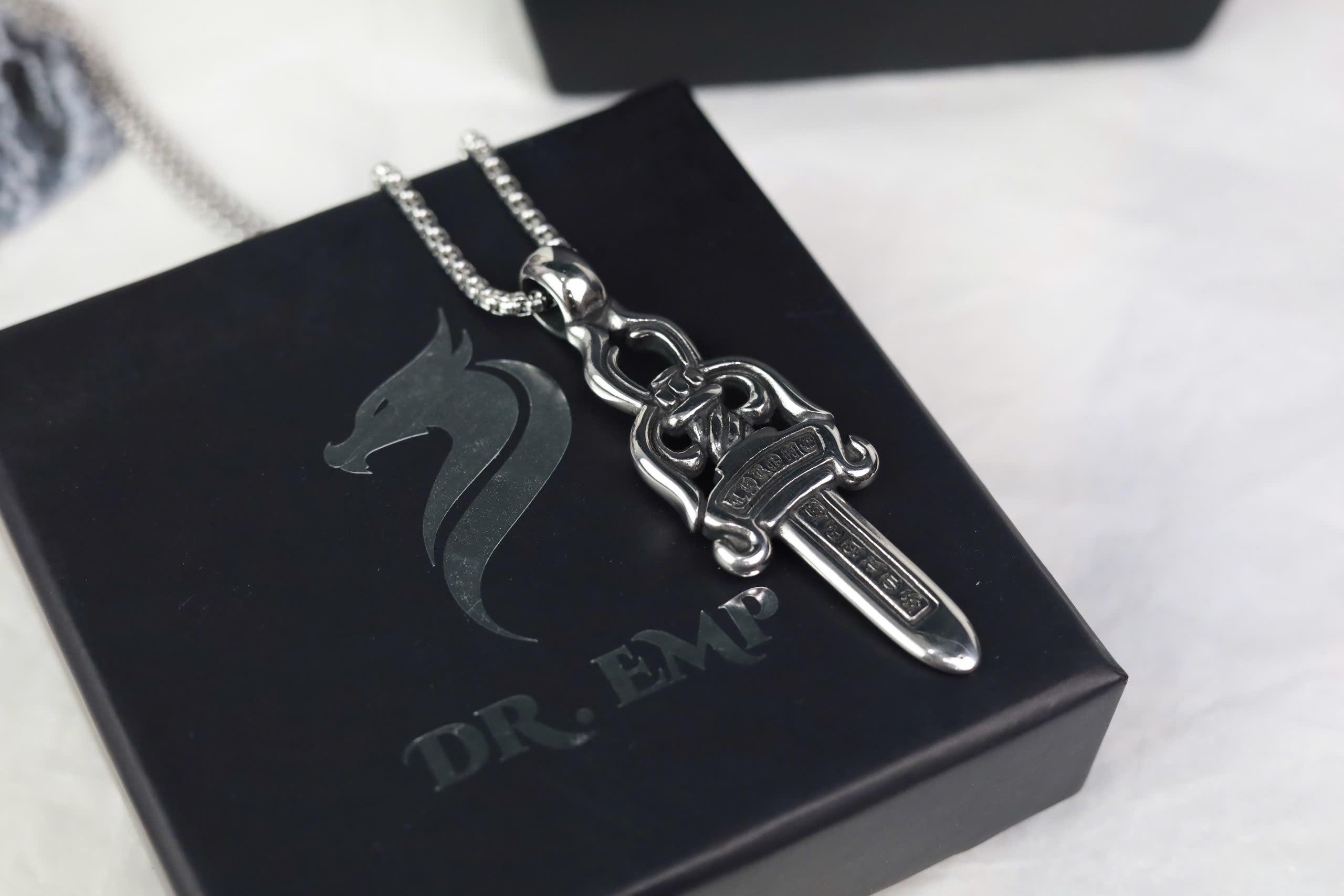 Vòng cổ titan chìa khóa