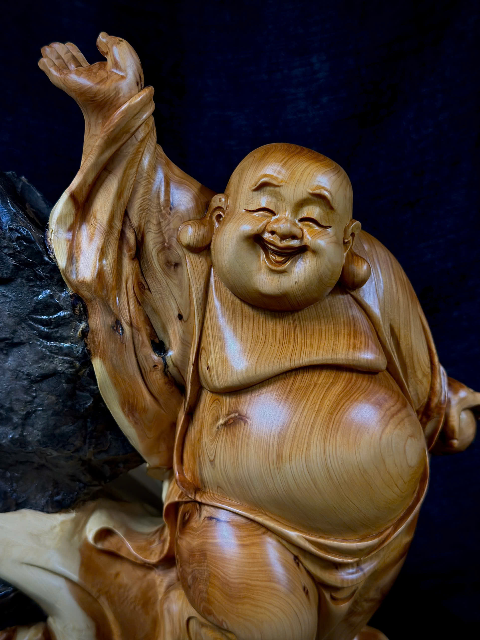 TƯỢNG DI LẶC ÔM ĐÁ - GỖ NHAI BÁCH_thumbnail_2