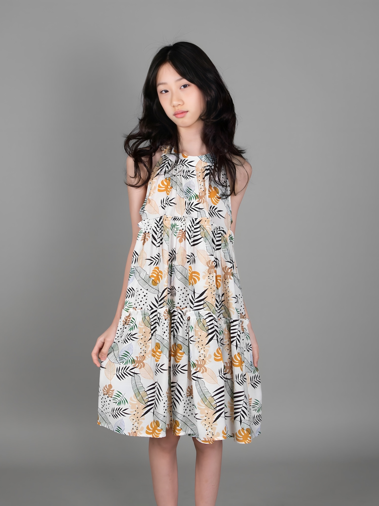 Váy cổ kiềng họa tiết hình lá