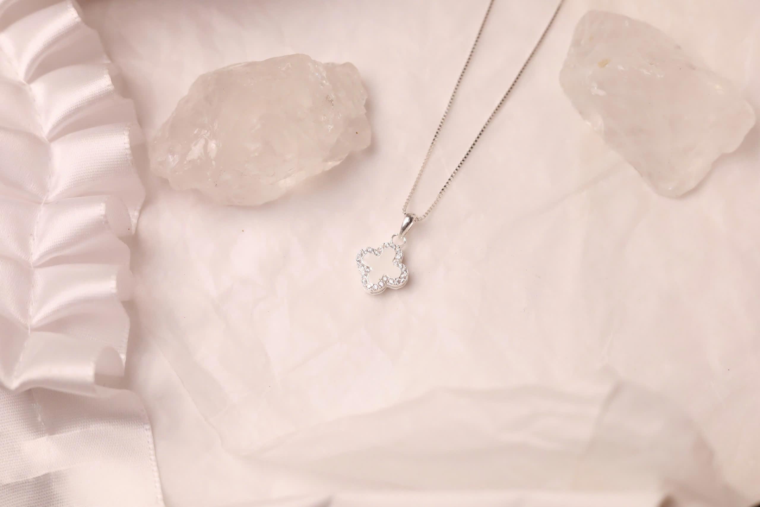 Vòng cổ bạc cỏ 4 lá viền đá 2 mặt đen trắng xi bạch kim_thumbnail_1