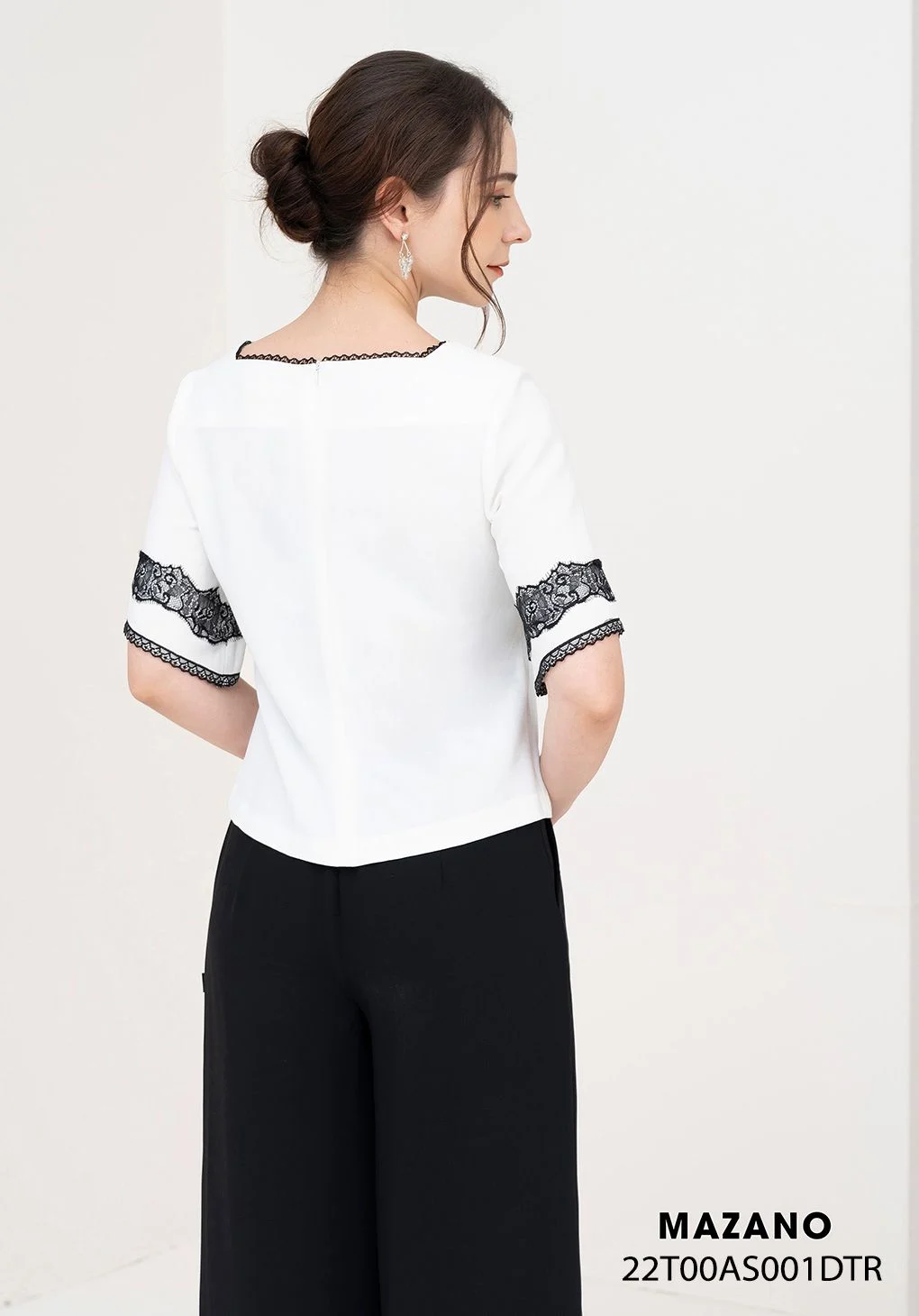 Áo top trắng suông đắp ren cổ thuyền_thumbnail_3