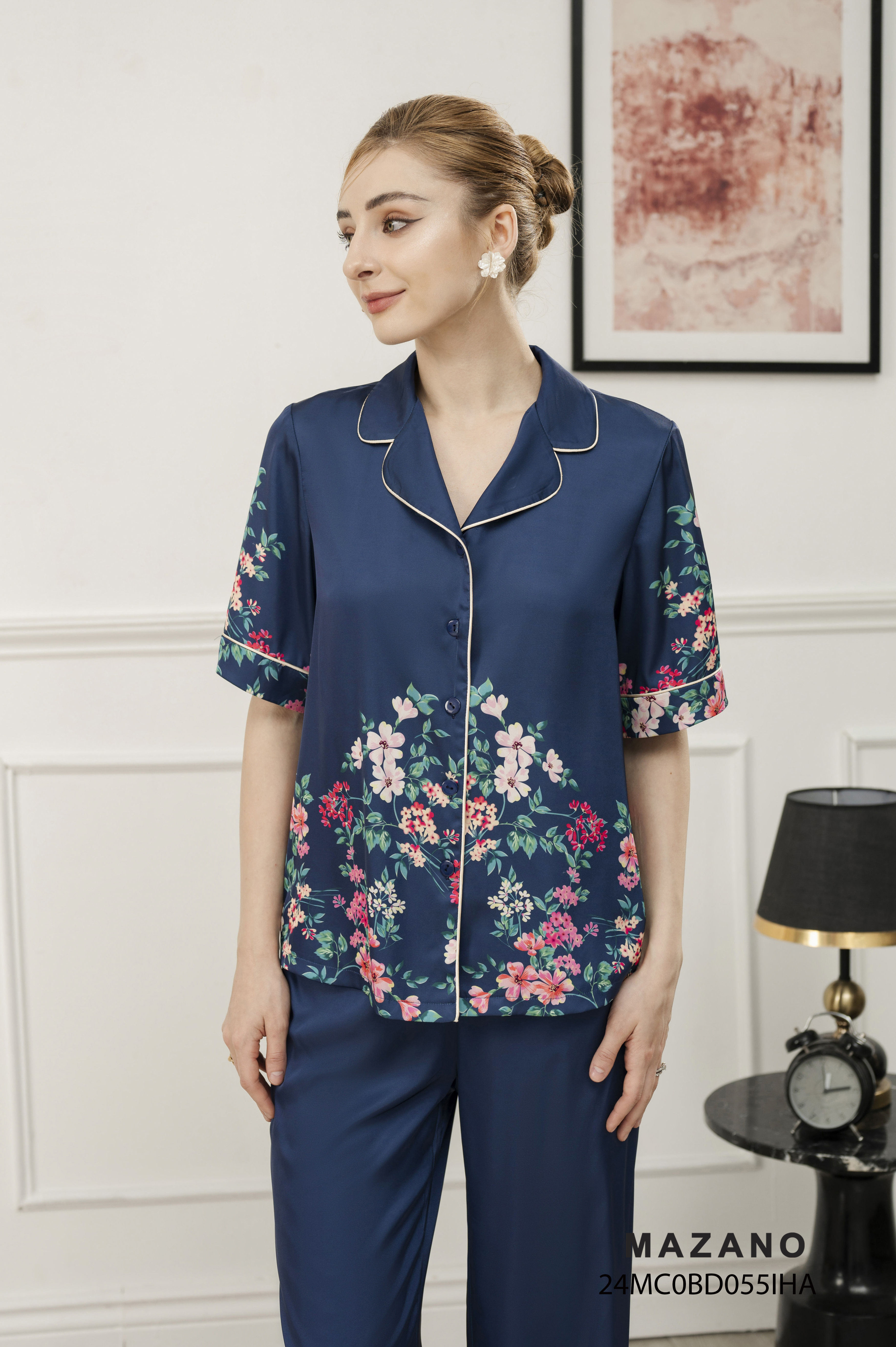 Bộ mặc nhà suông Vải lụa mỏng  Họa tiết in hoa bố cục  Cổ bẻ ve Tay ngắn Dài quần tới mắt cá chân 24MC0BD055IHA