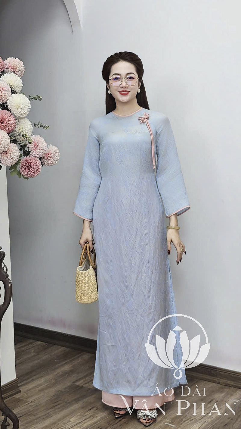CT376 áo dài cách tân cổ khít tay loe tơ tằm xanh nhạt viền hồng_thumbnail_2