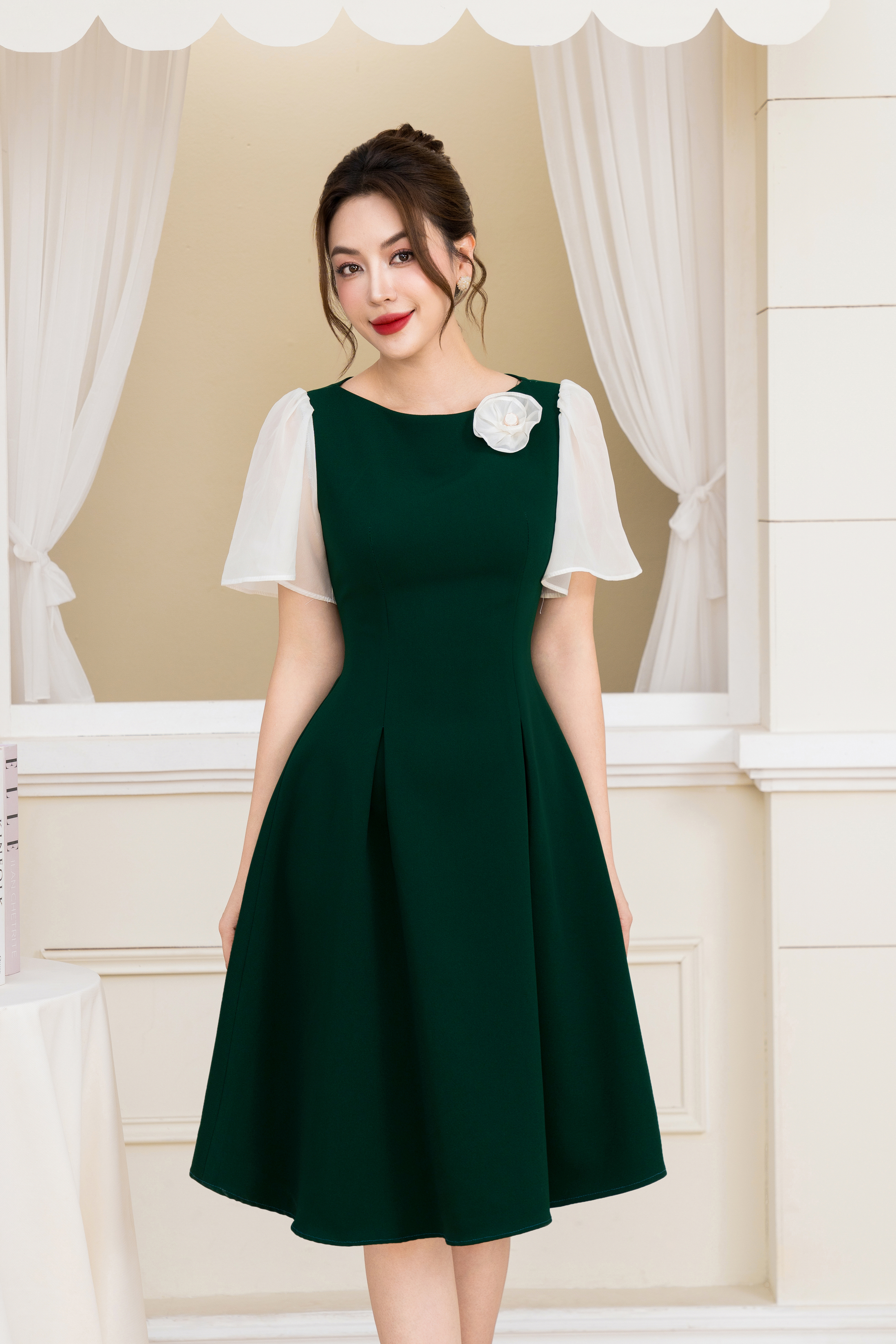 Đầm xoè xanh phối tay trắng đính hoa