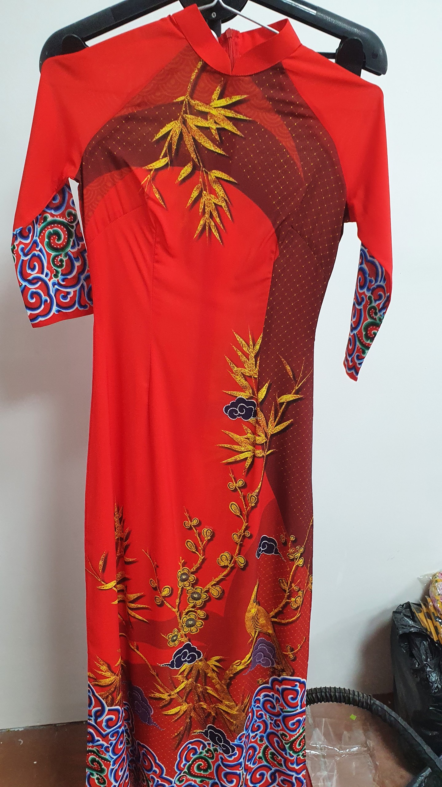 A2010 áo dài lụa nhật cổ 2p nền đỏ tươi pha đỏ đô lá tre vàng