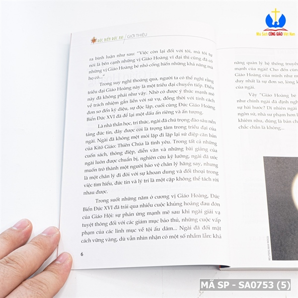 ĐGH Biển đức XVI rất khiêm nhu rất vĩ đại_thumbnail_3