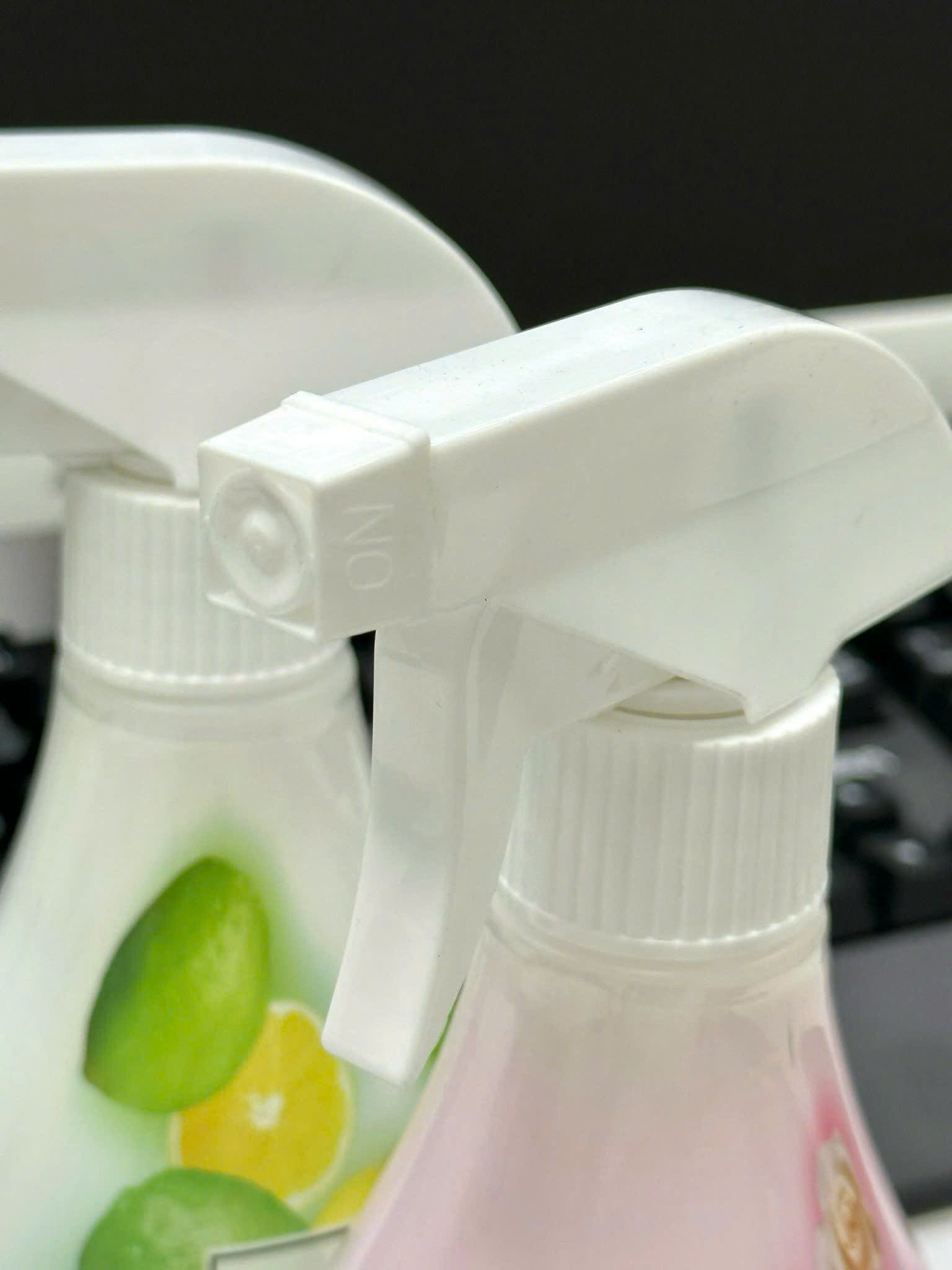 CHAI XỊT THƠM VÀ KHỬ MÙI QUẦN ÁO KYOWA 300ML_thumbnail_1