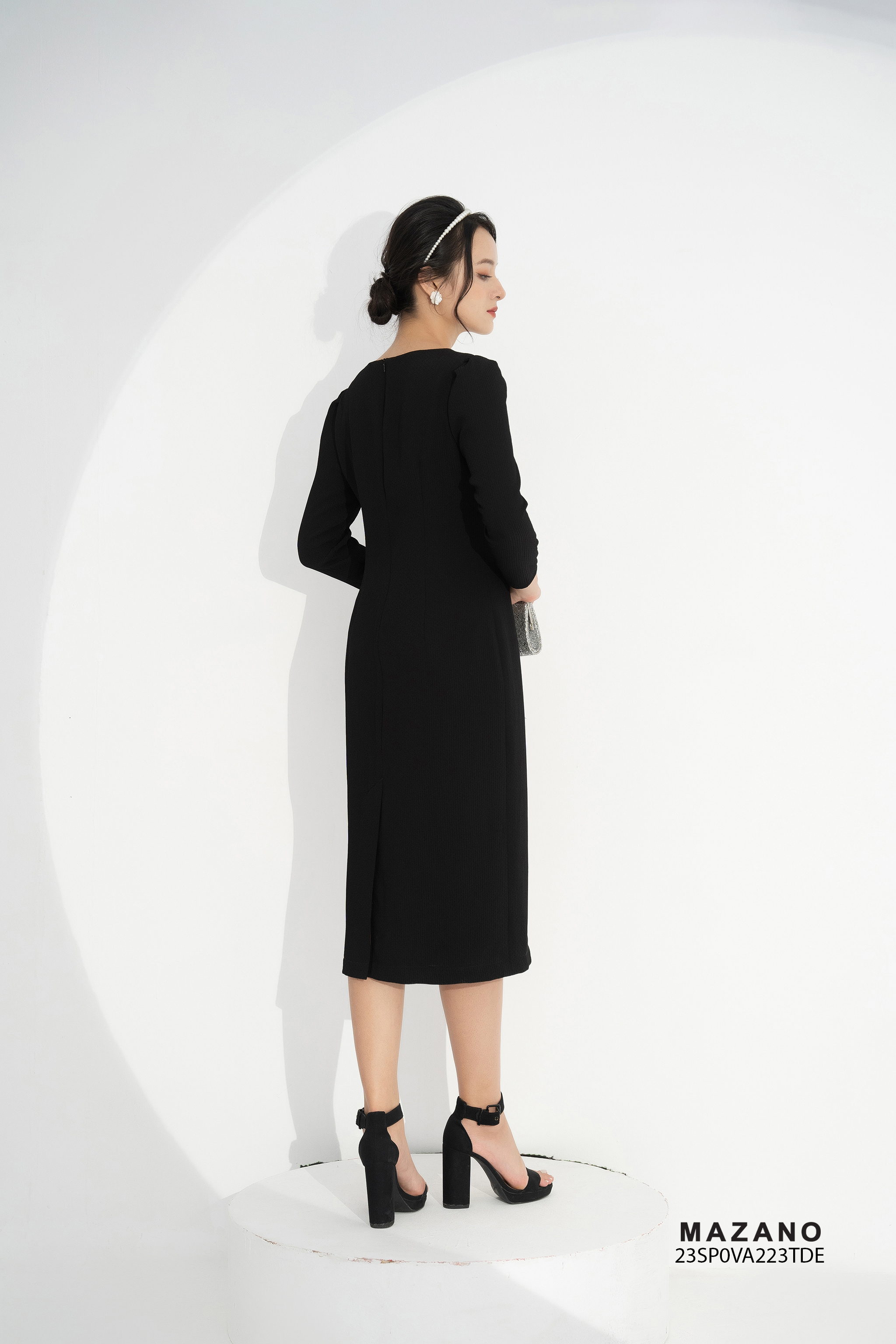 Đầm suông dài đen cổ cách điệu, đính dây hạt ngọc_thumbnail_4