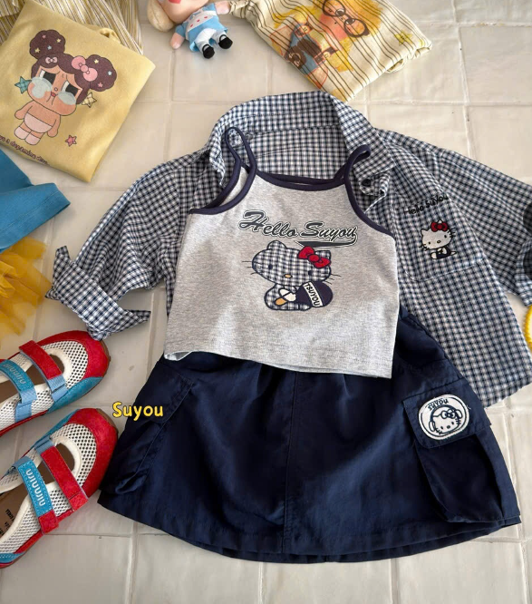 SU75 - Set áo 2 dây màu xám in hình Hello Kitty kèm áo sơ mi caro hãng Suyou