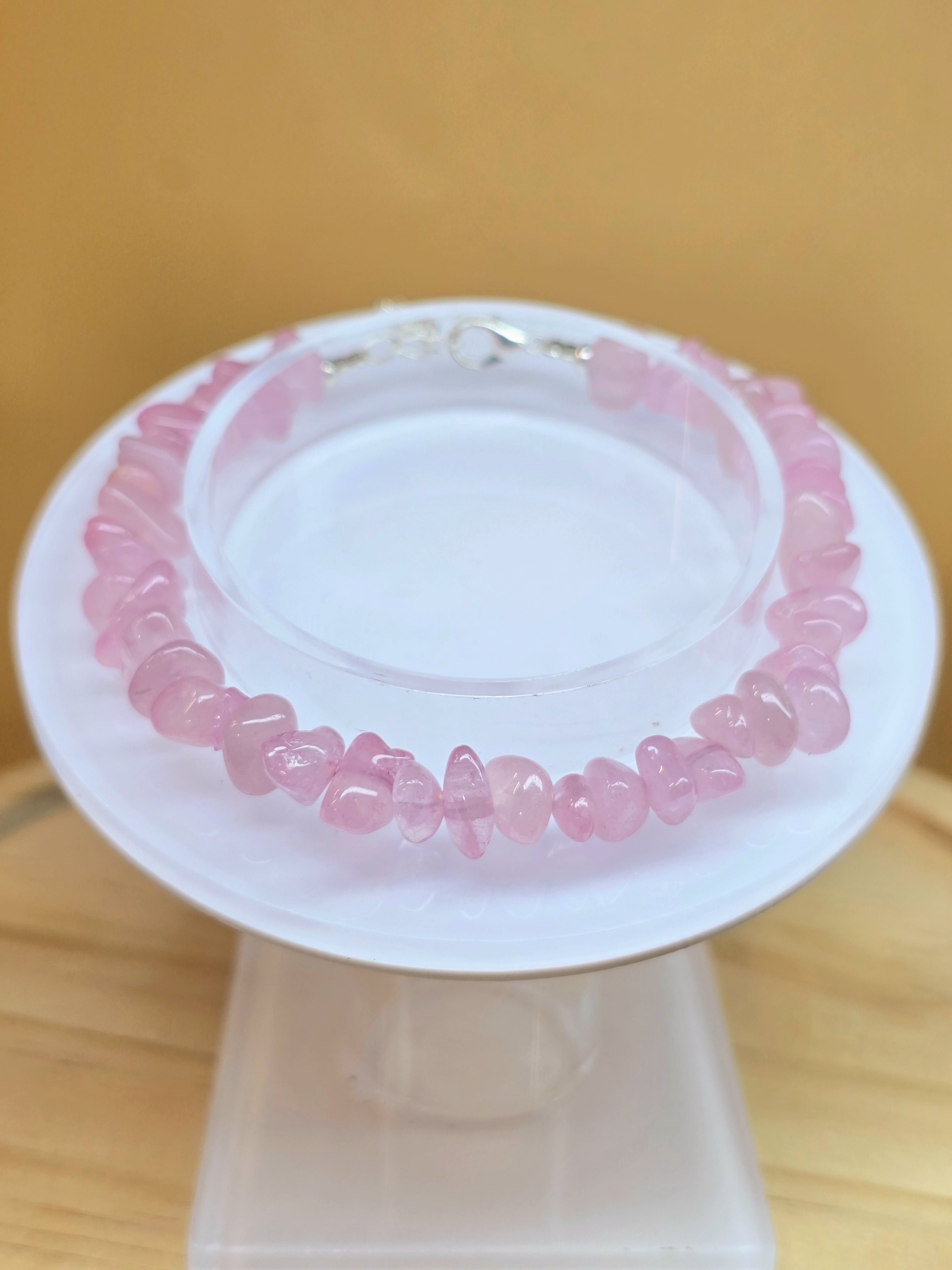 Vòng Hạt Chips Thạch Anh Hồng Rose Quartz Với Móc Khóa Hợp Kim Không Rỉ