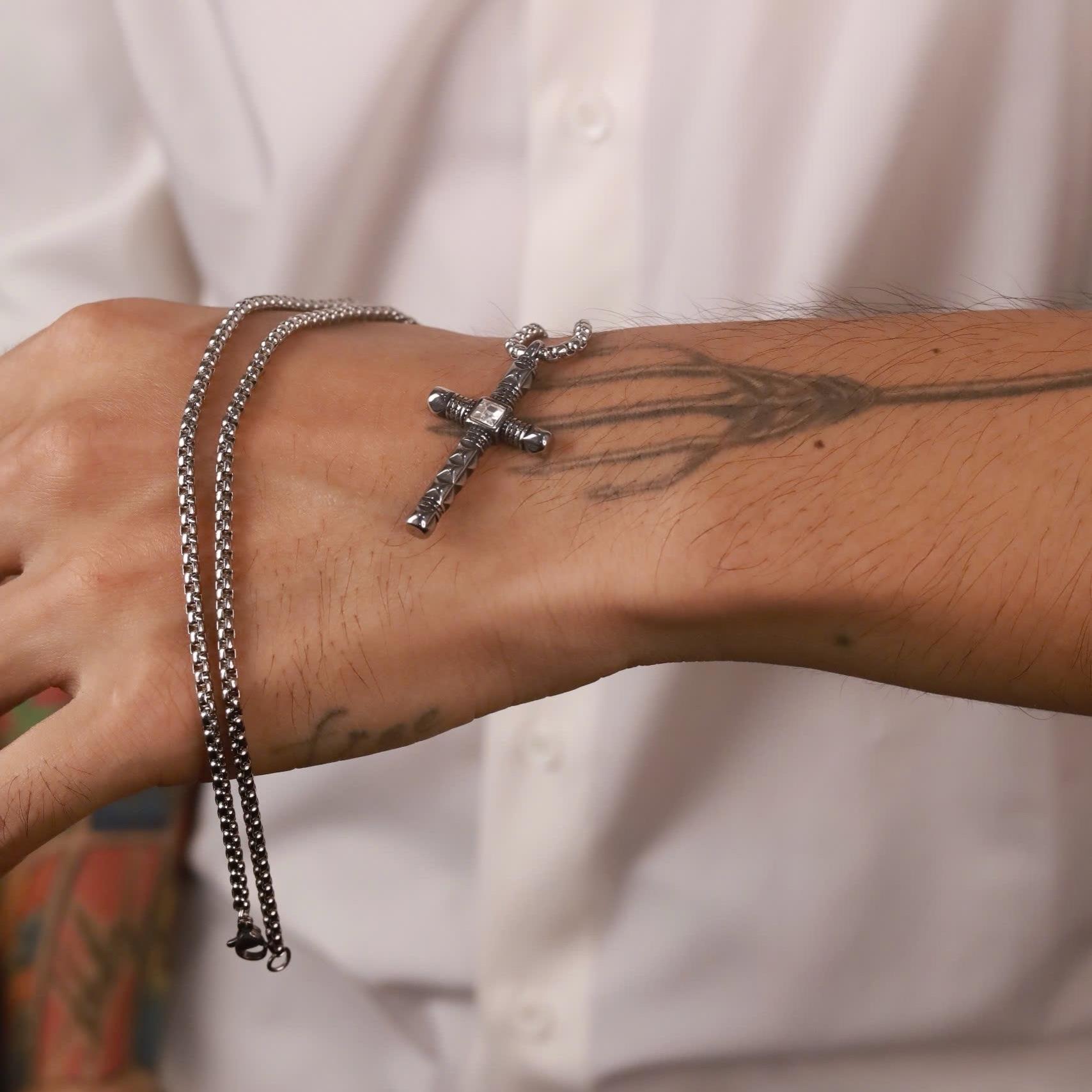 Vòng cổ titan thánh giá đá trắng