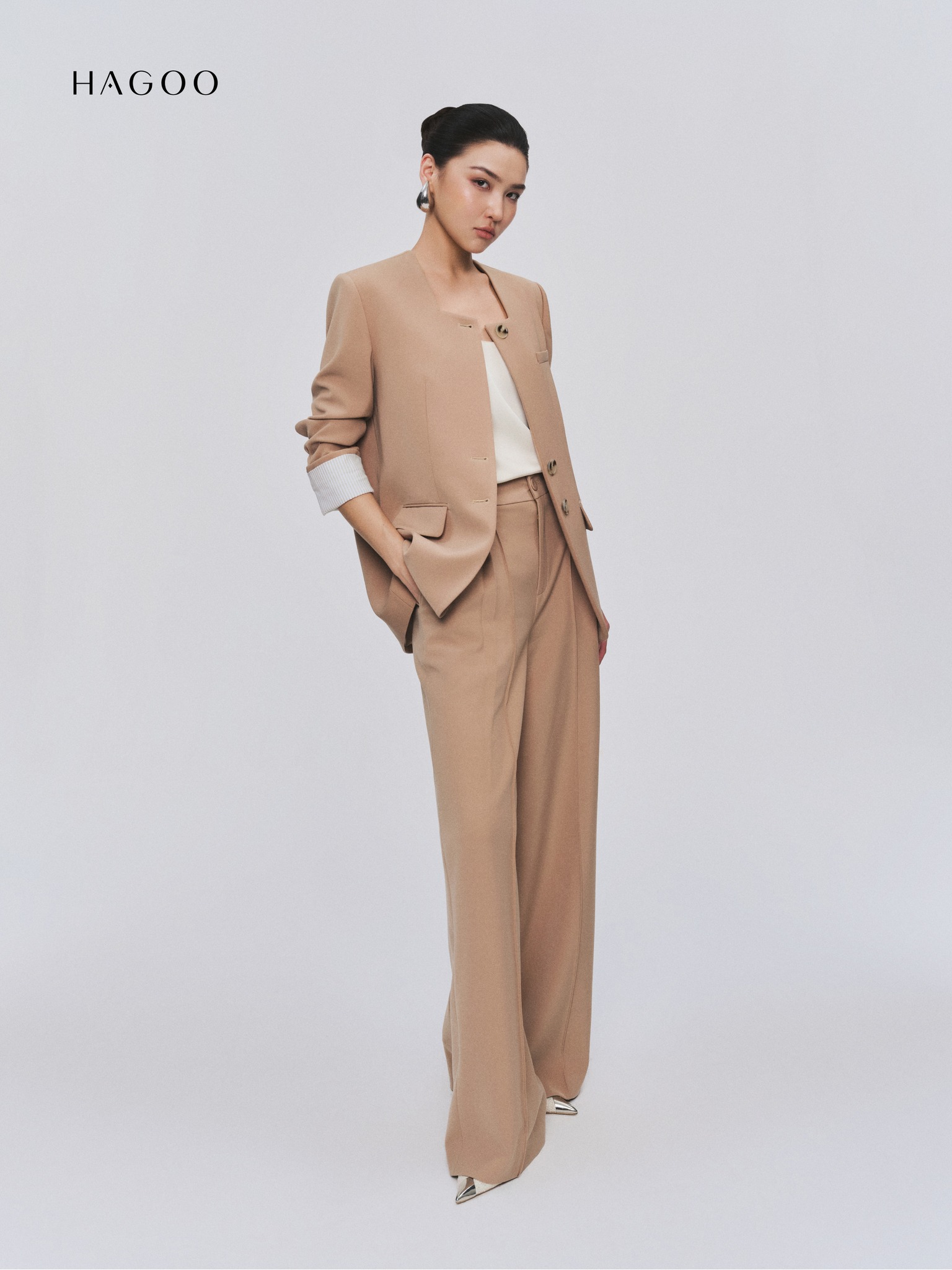 Khi phối cùng quần suông bấu li đia đôi: outfit trở nên cực kì thanh thoát và thời thượng