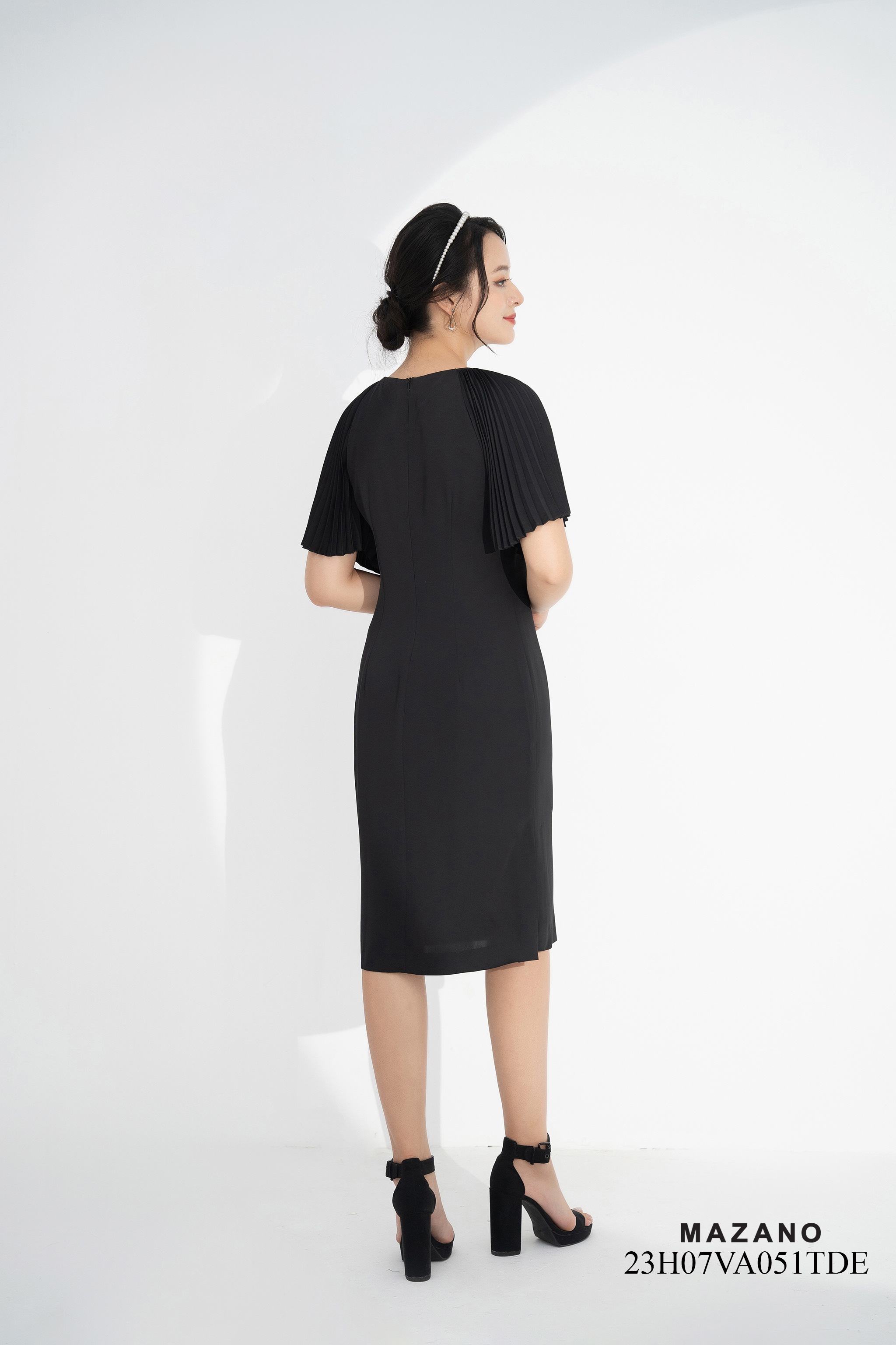 Đầm đen suông tay rập ly đính ngực trang trí họa tiết hoa hải quỳ_thumbnail_2