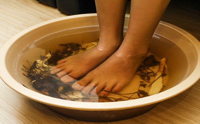 Ngâm chân với thảo dược: 15 phút mỗi tối, thư giãn, ngủ ngon tự nhiên