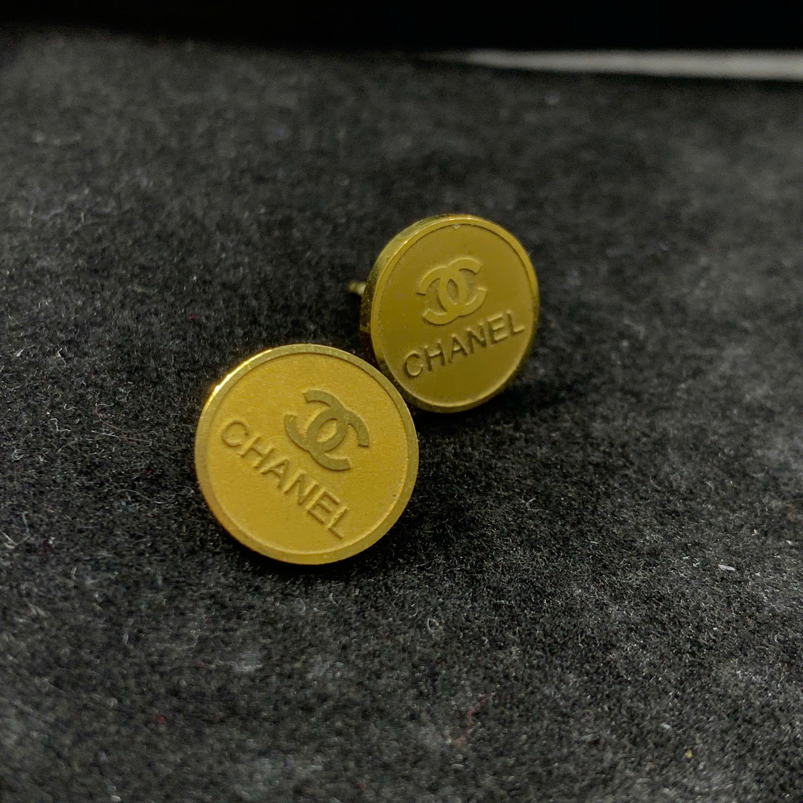 Khuyên cặp hiệu chanel