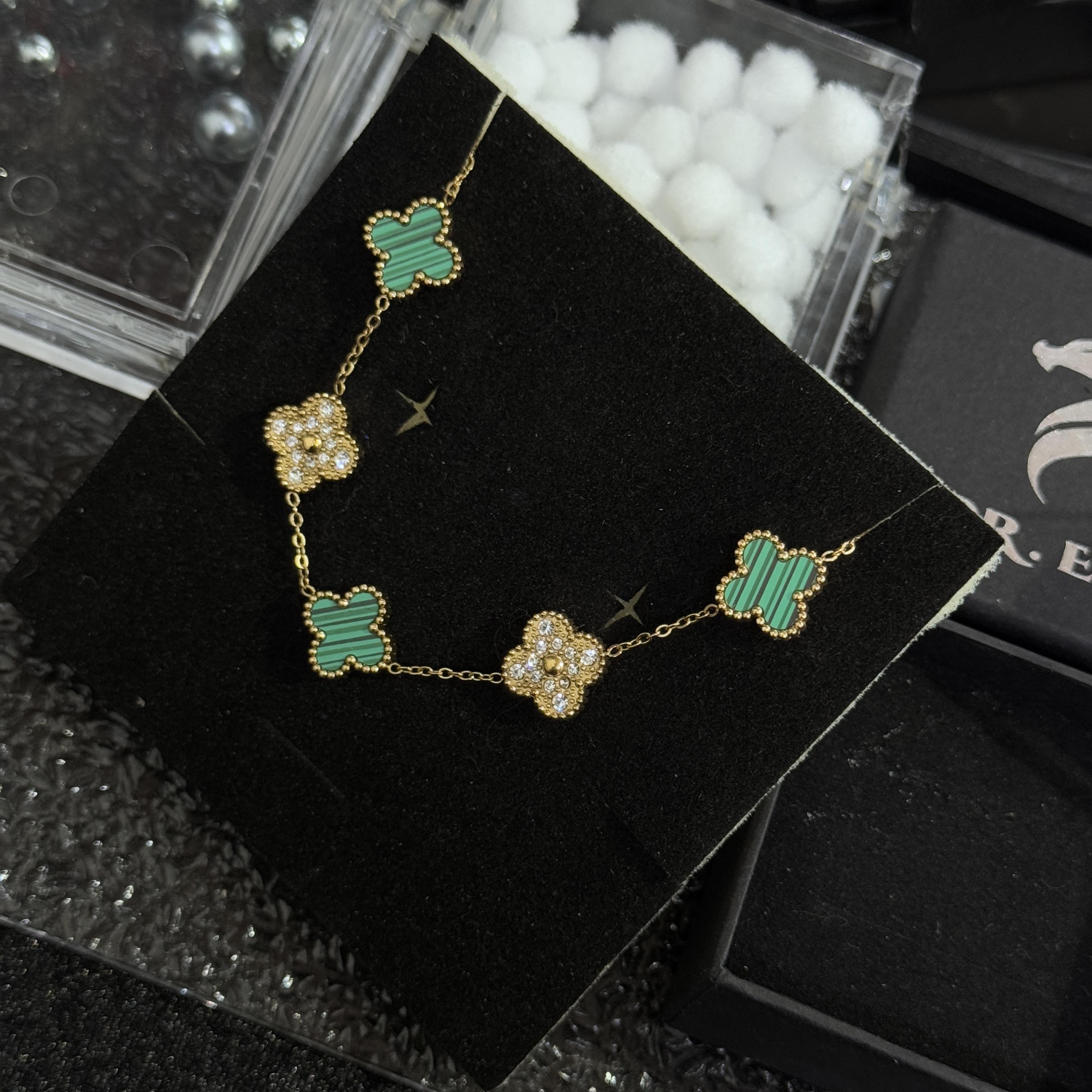 Vòng tay van cleef đá xanh xen kẽ đá kim cương màu vàng _thumbnail_2