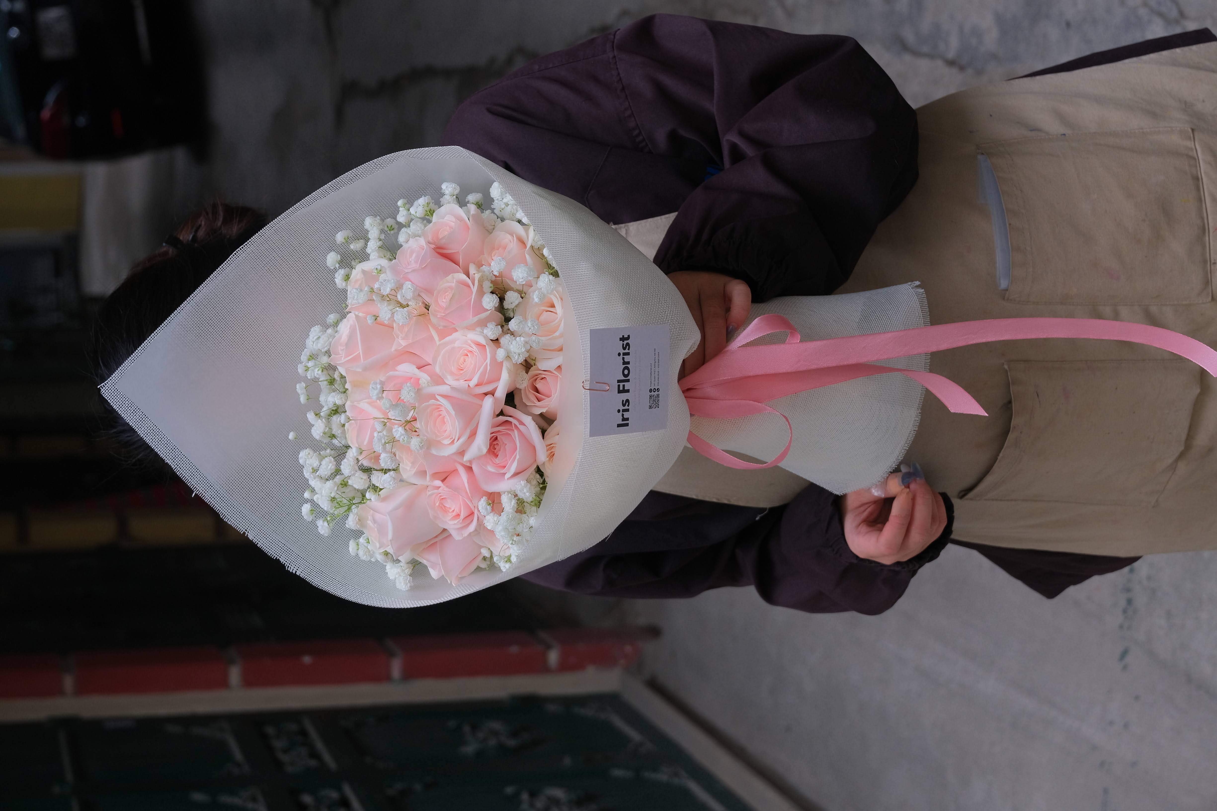 Bó hồng kem dâu mix baby - Ốc quế