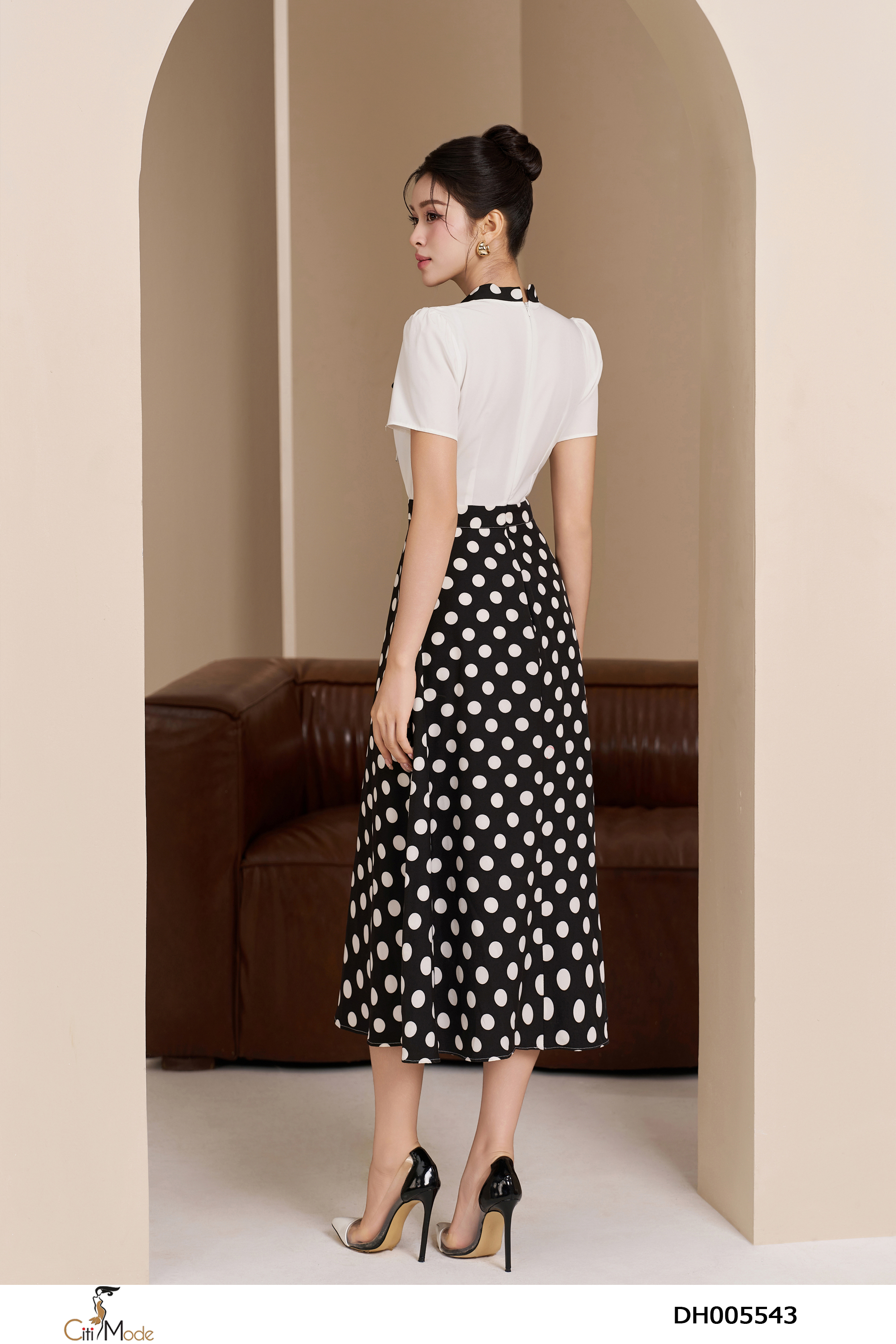 Đầm xòe chấm bị to phối trắng cổ V thắt nơ