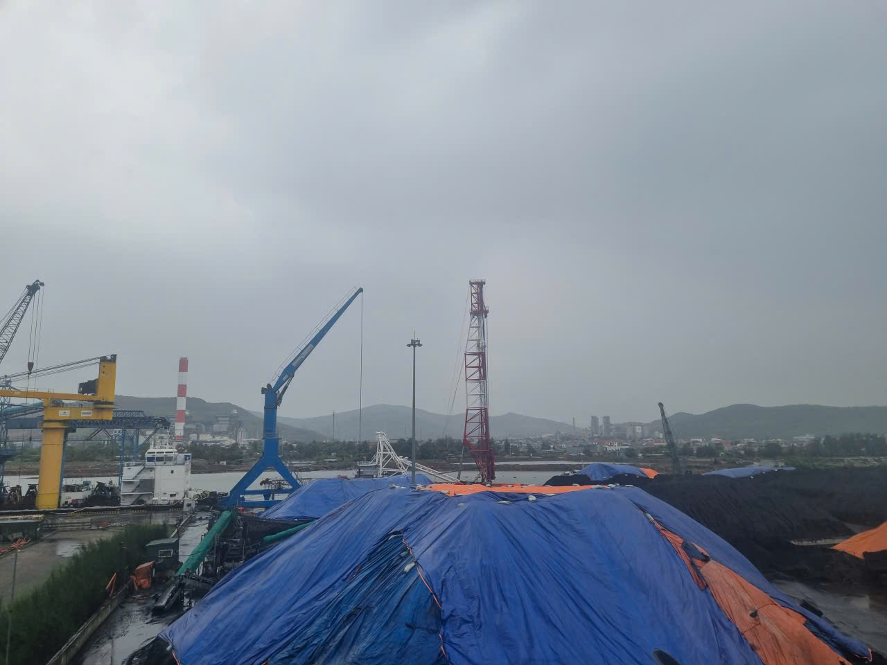 Dịch vụ cung cấp nước ngọt, đổ rác