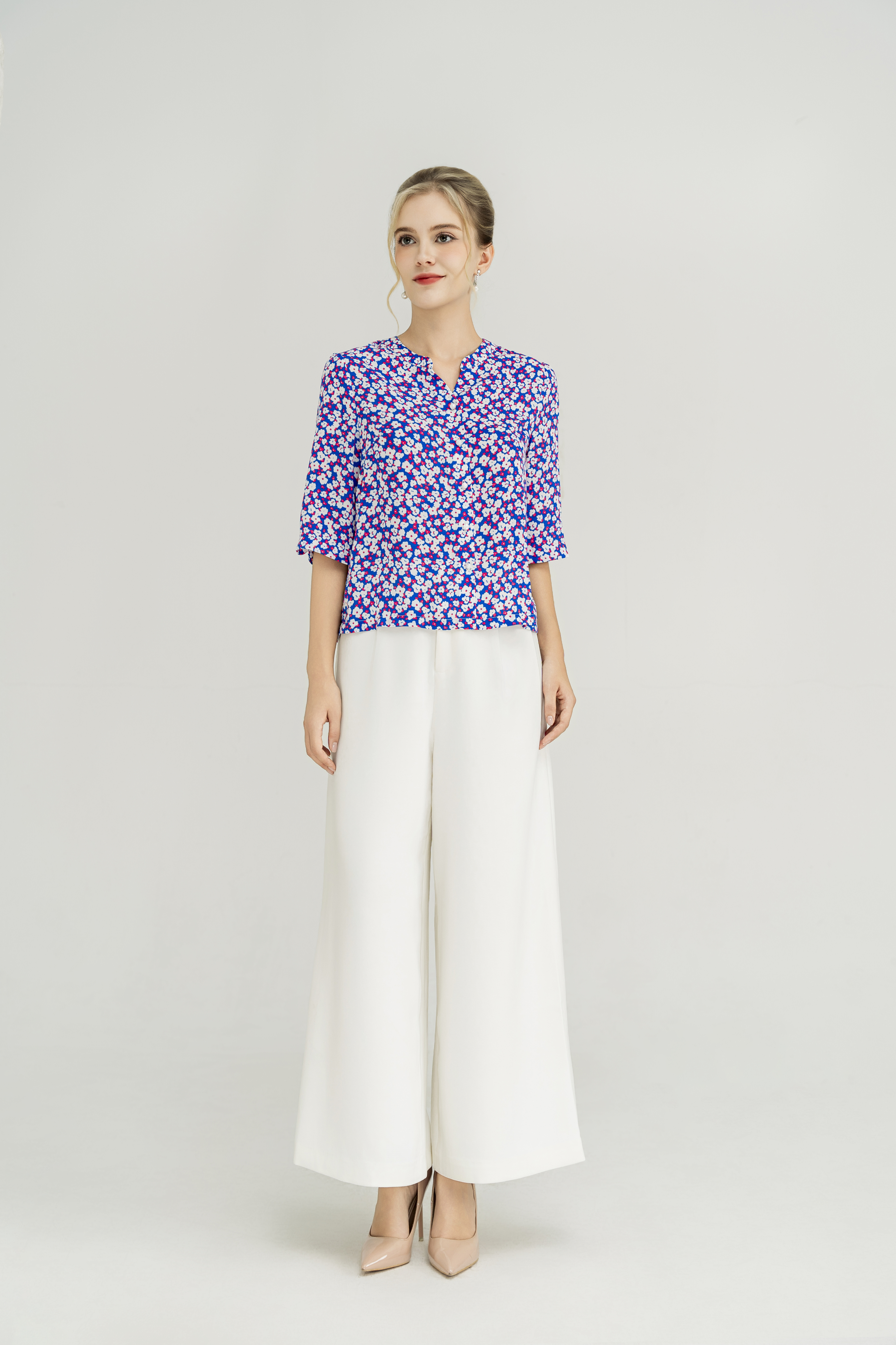 Áo top suông cài khuy Cổ tàu Tay lỡ  Dài dưới eo họa tiết hoa trắng  nền xanh 25M3AS265SPHKXN