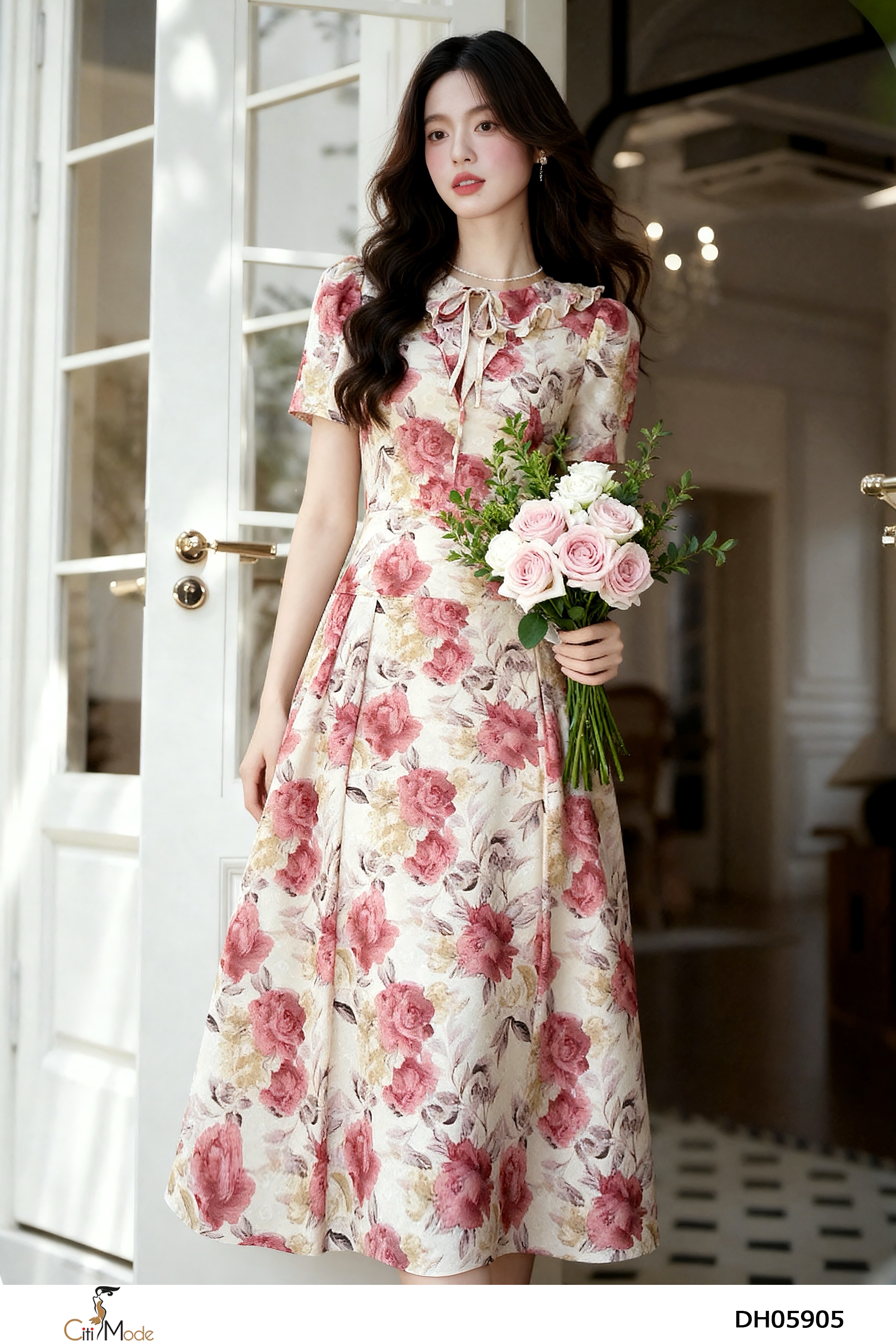 Đầm xòe hoa đỏ cổ bèo cách điệu