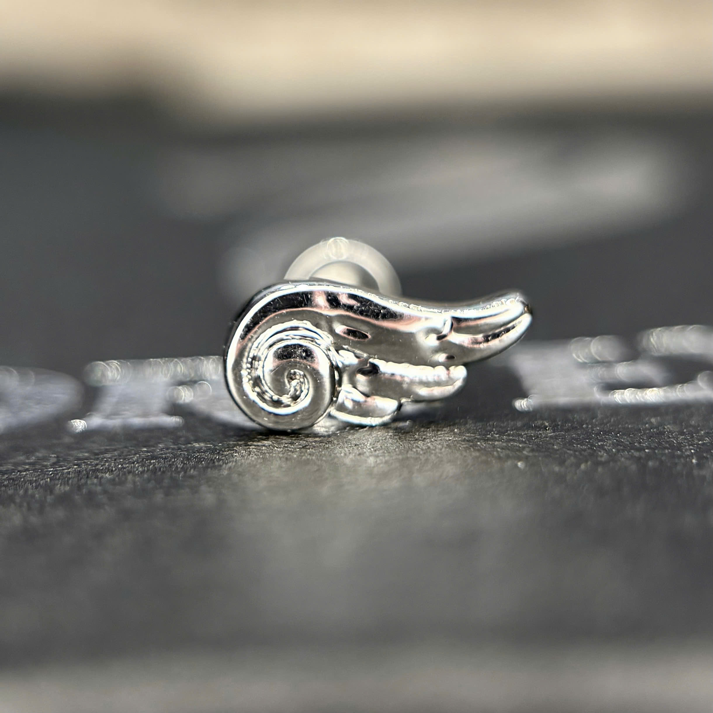 Khuyên kiểu hình cái cánh bi vặn_thumbnail_1