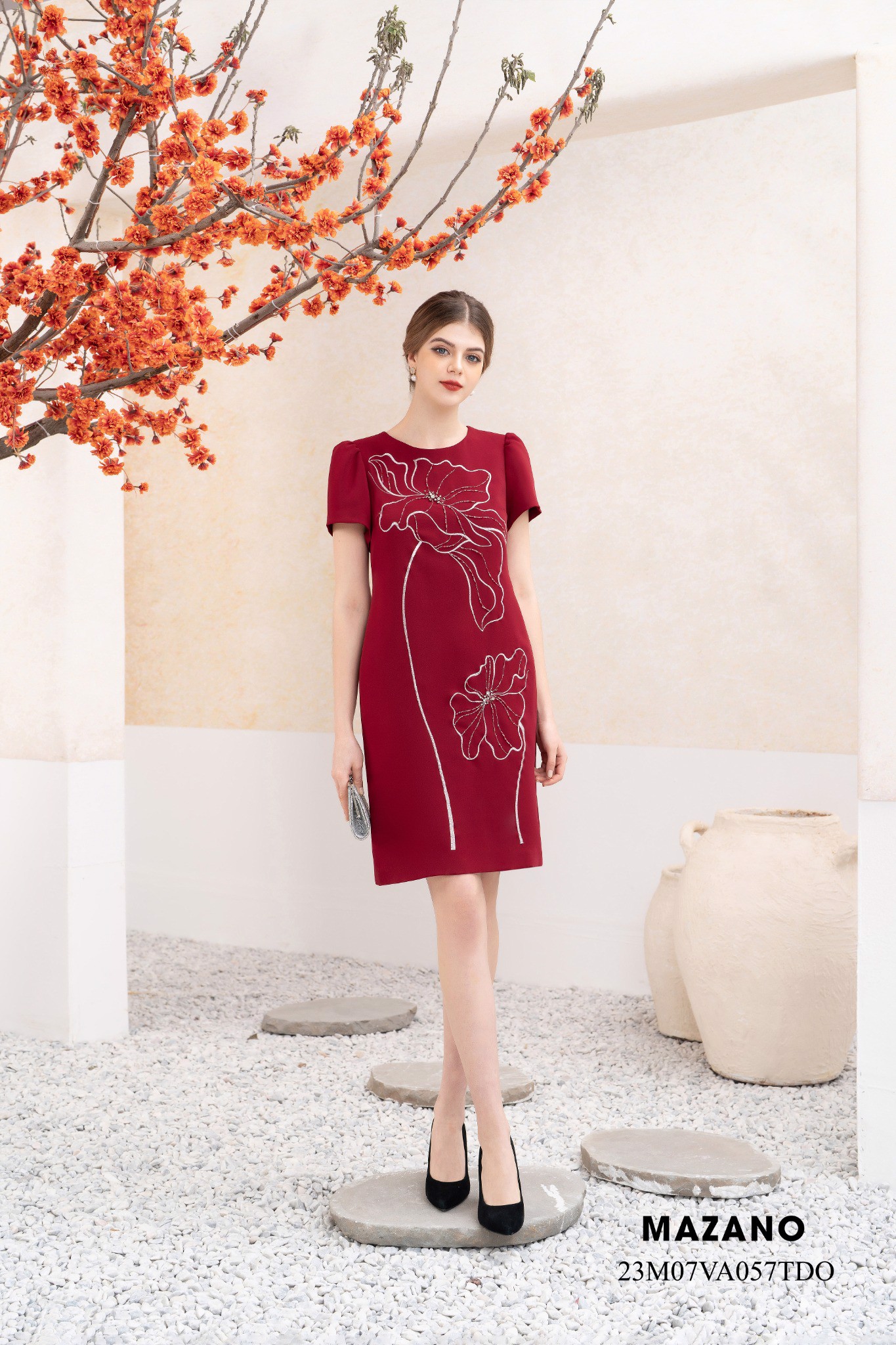 Đầm suông đỏ thêu đính ngực trang trí họa tiết hoa hải quỳ_thumbnail_1
