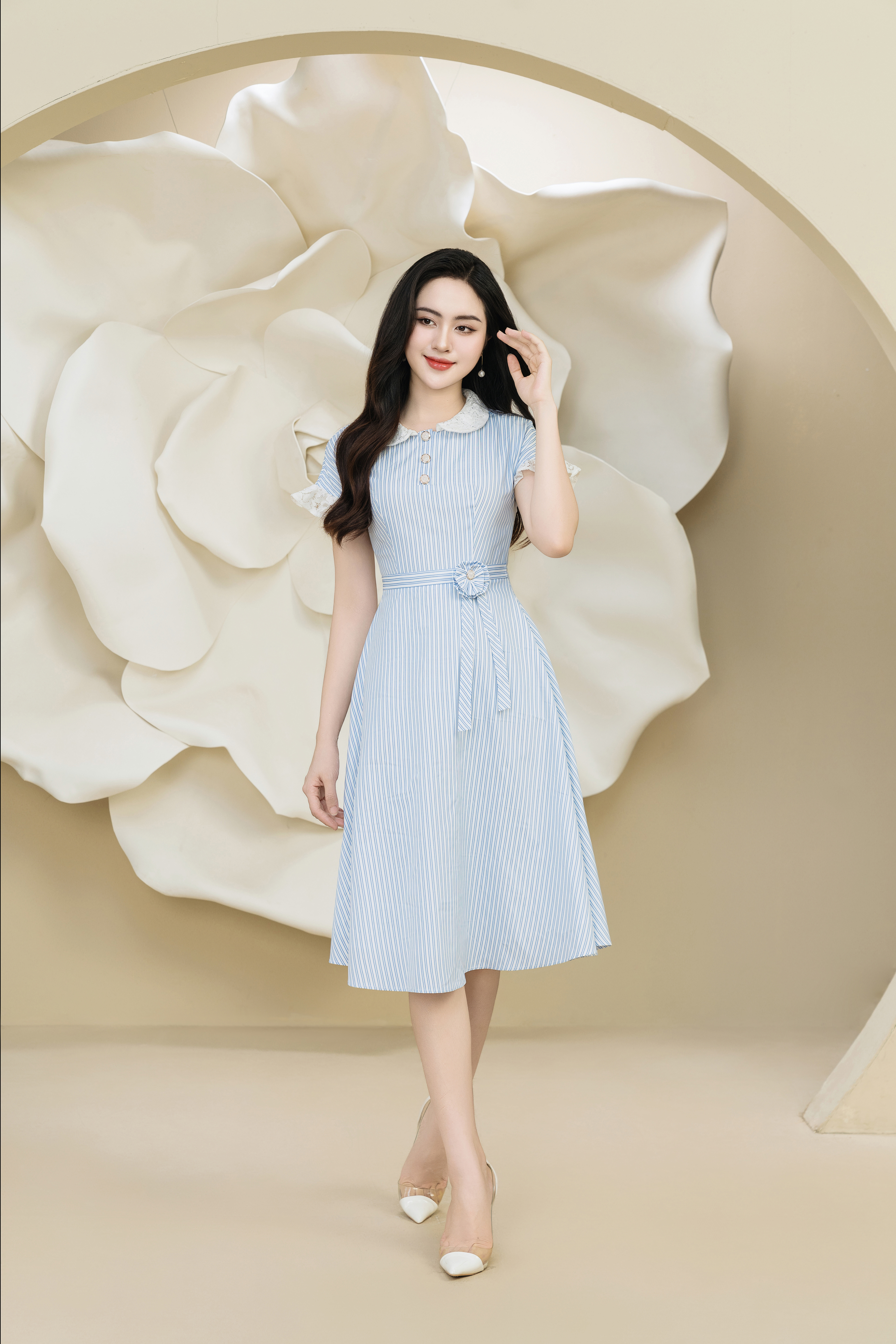 Đầm xoè kẻ xanh cổ ren phối hoa eo_thumbnail_2