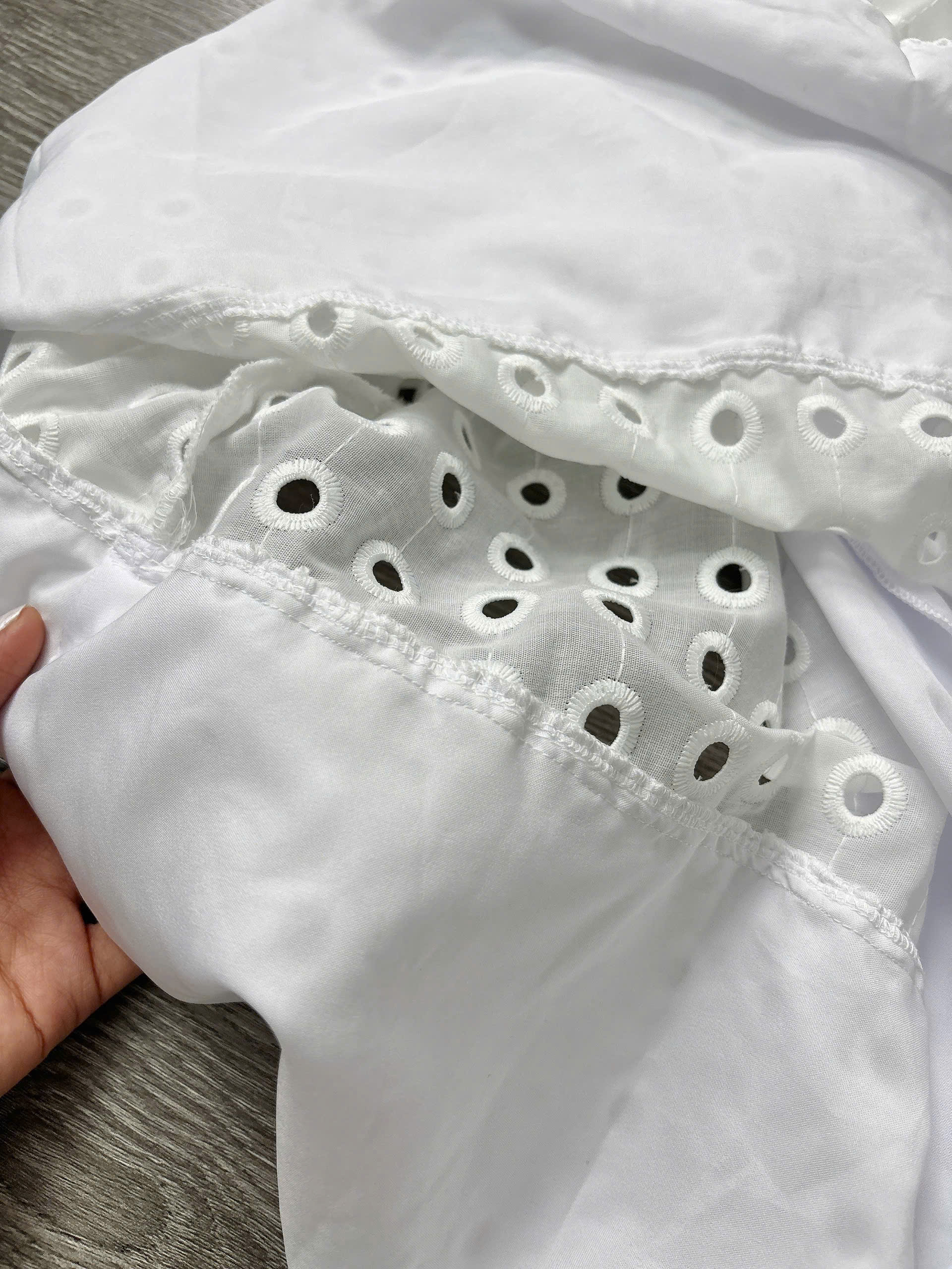 H59 CHÂN VÁY ĐỤC LỖ TRẮNG_thumbnail_5