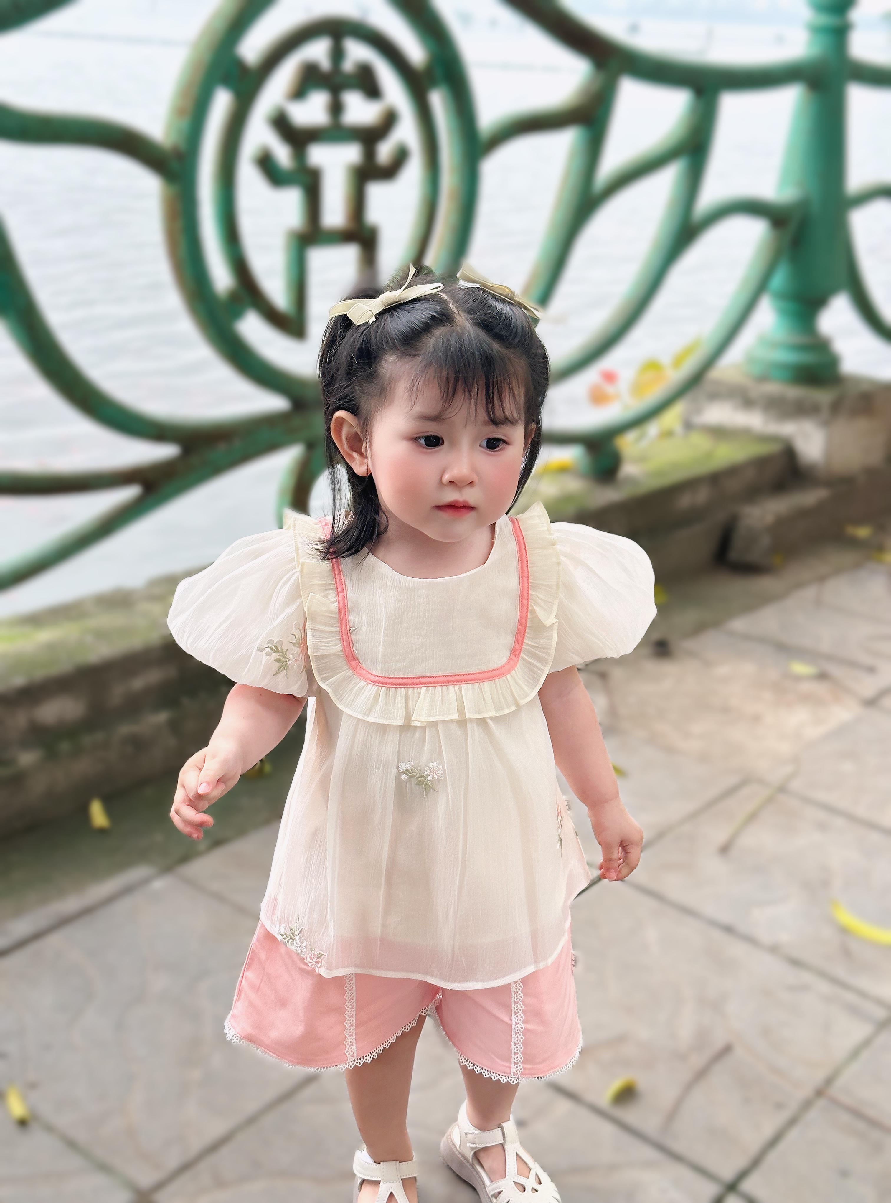 Quần thô trang trí ren