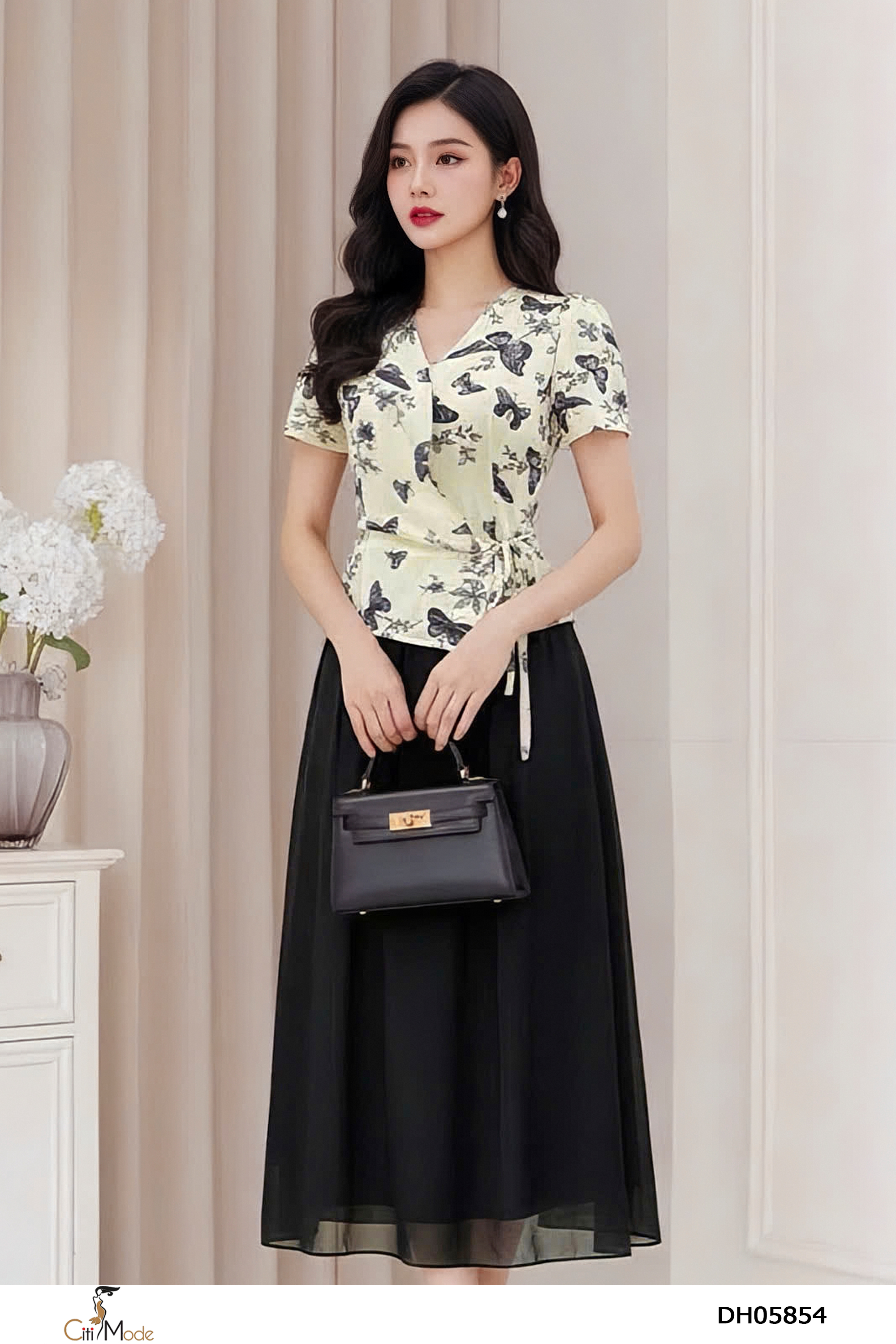 Đầm xòe đen phối họa tiết bướm, cổ V tay cọc, thắt đai eo