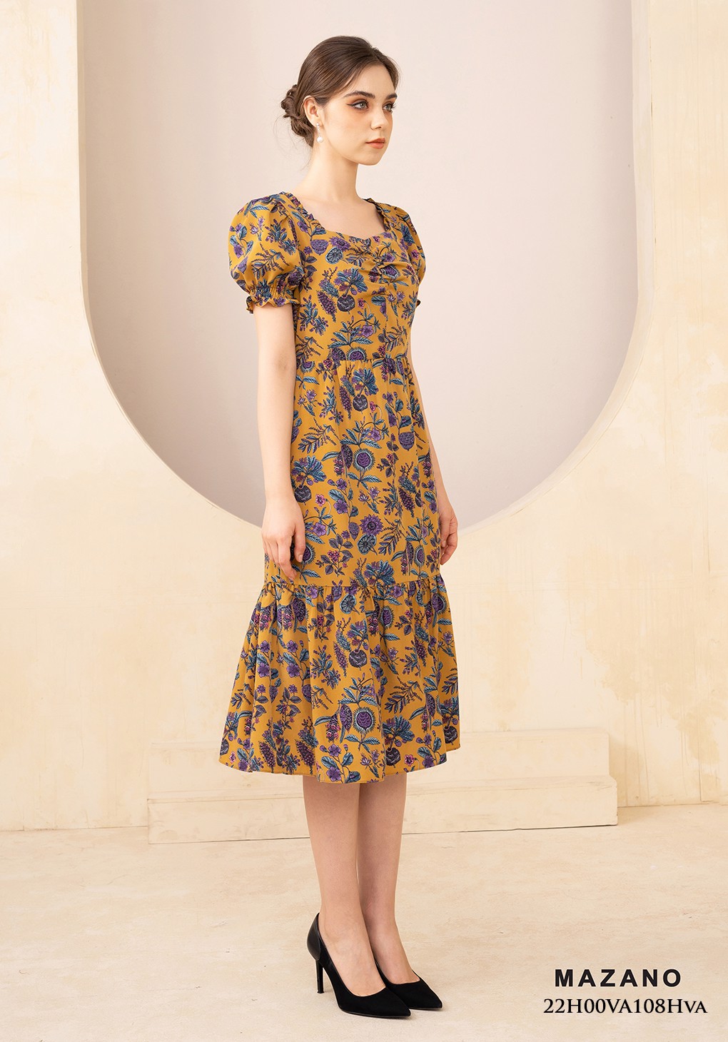 Đầm vàng họa tiết chân rủ cổ cách điệu