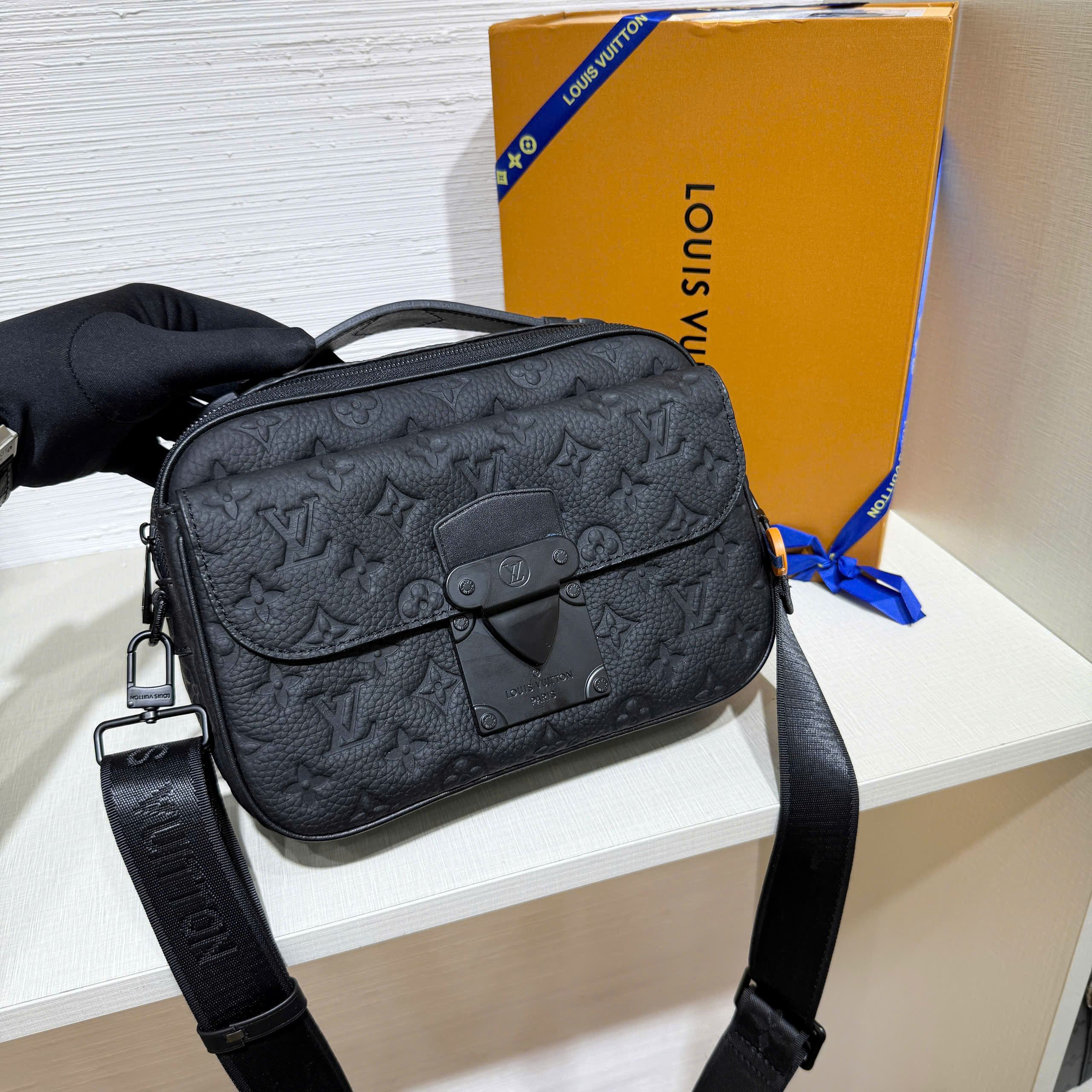 Túi đeo chéo nam Louis Vuitton S Lock Messenger Bag đen vân chìm_thumbnail_1