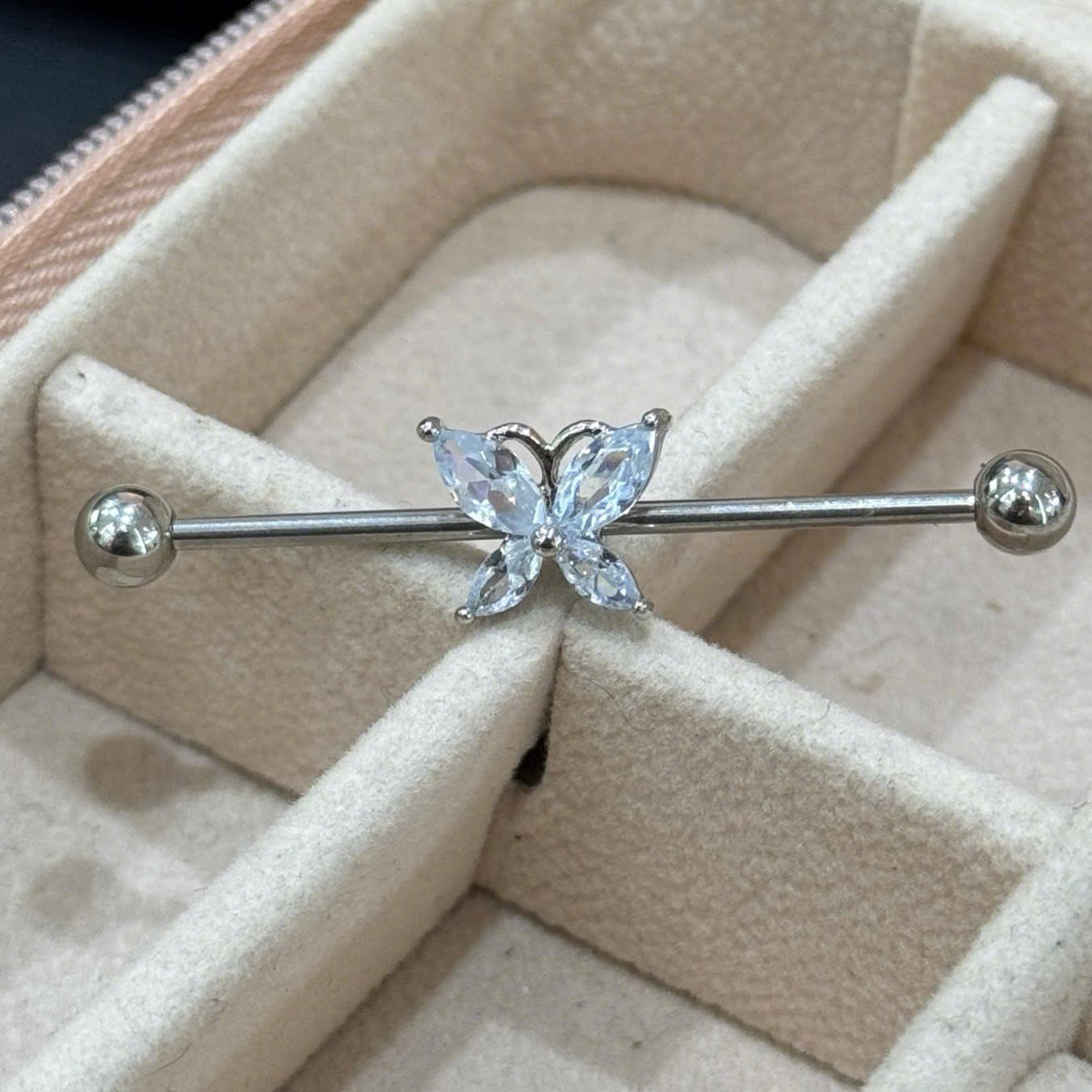 Khuyên industrial kiểu con bướm.