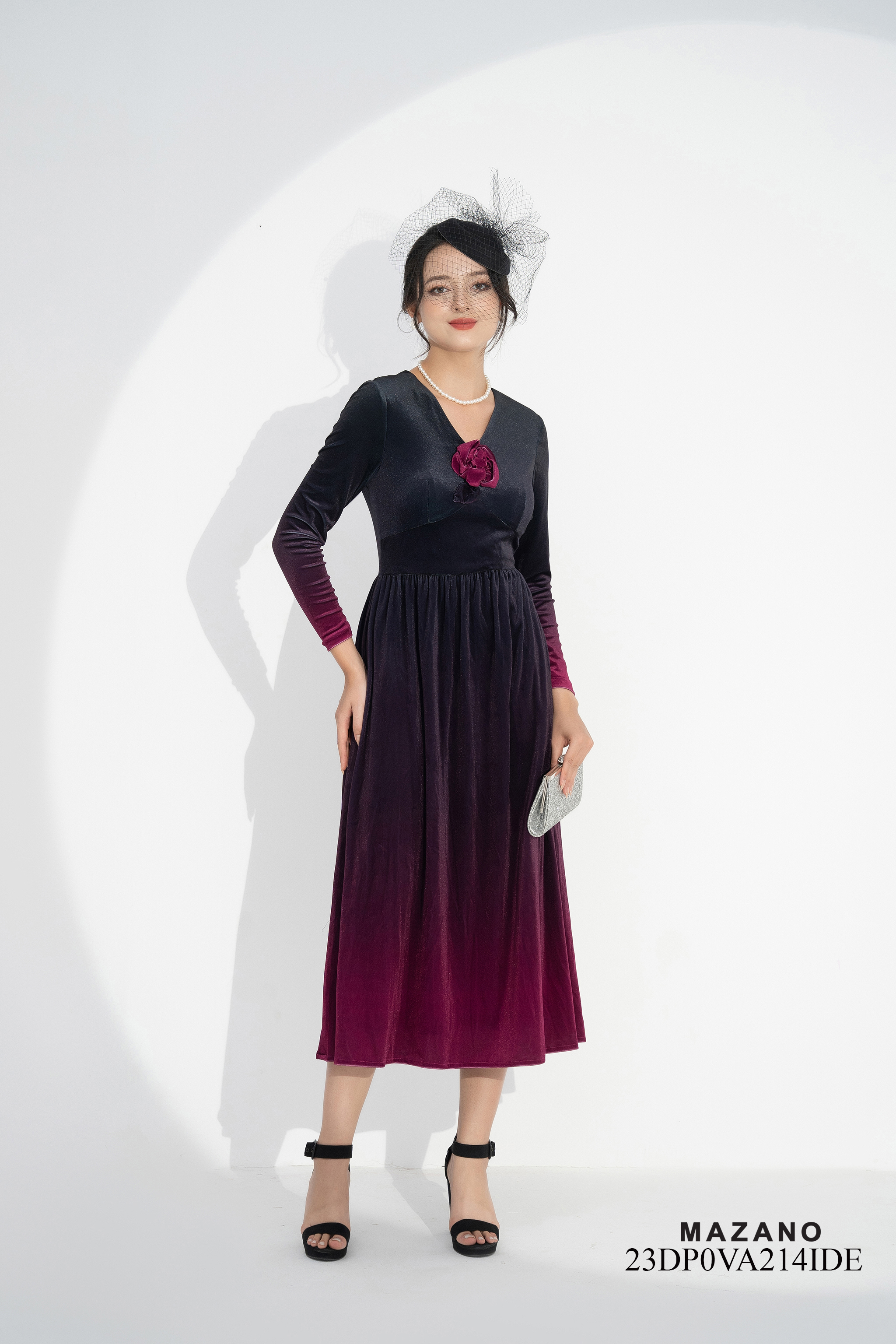 Đầm nhung omber chân rủ hoạ tiết hoa đính cổ V Cách điệu