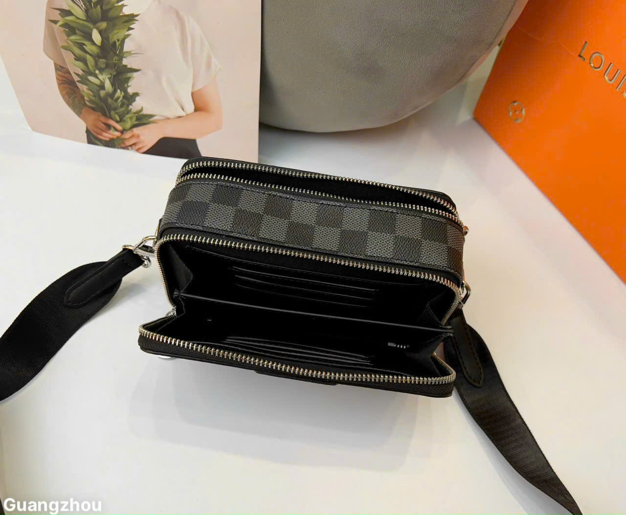 Túi đeo chéo dáng hộp chữ nhật LV caro đen_thumbnail_4