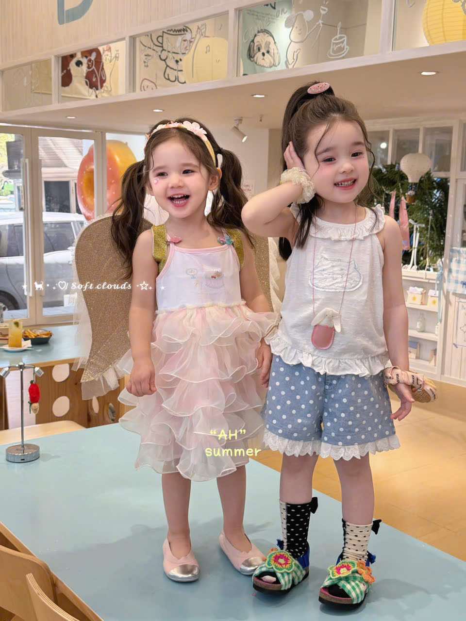 AH42 - Áo thun sát nách cổ bèo thêu hình màu trắng hãng AH