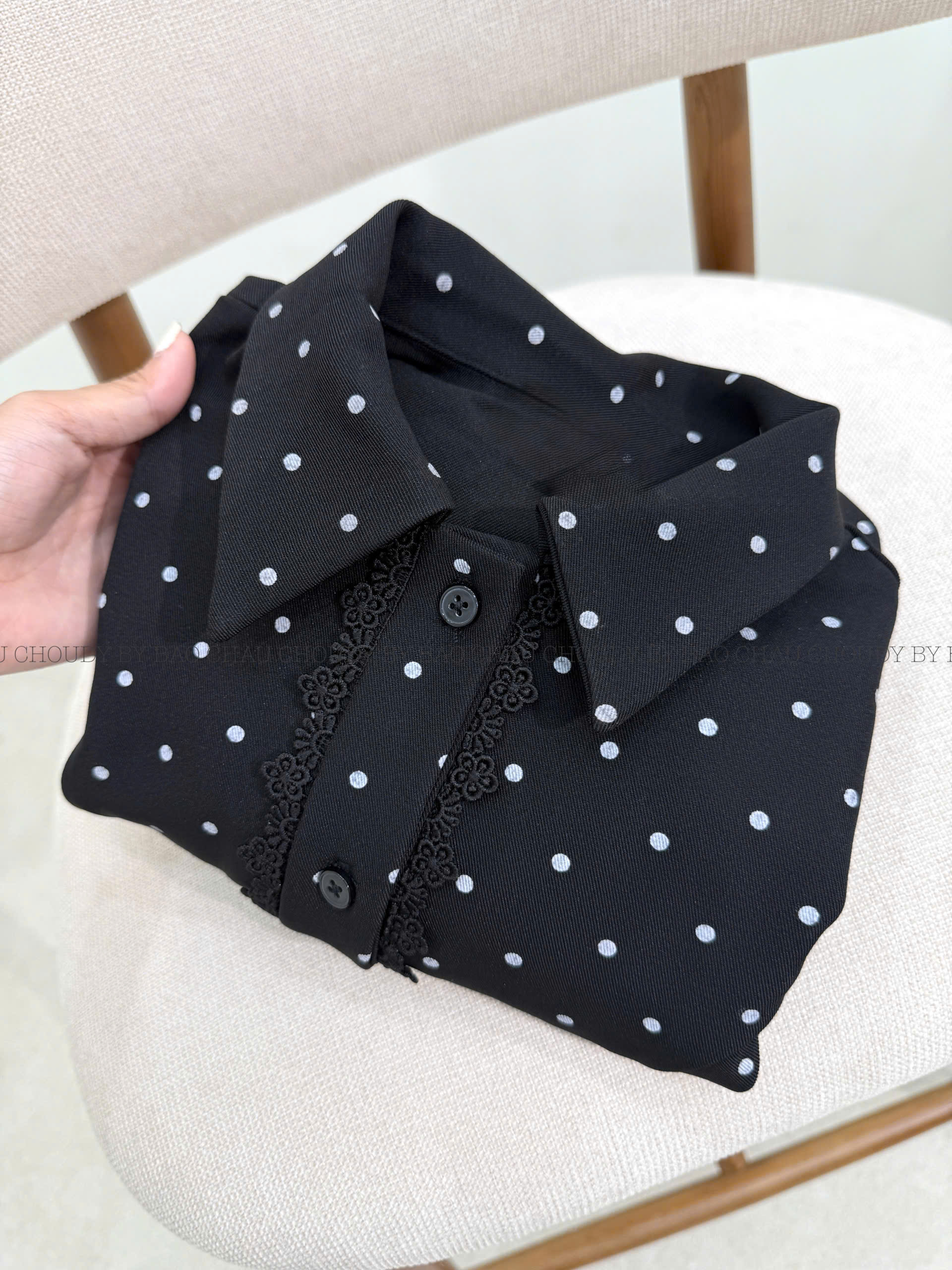 U751 ÁO KIỂU CHẤM BI ĐEN_thumbnail_3