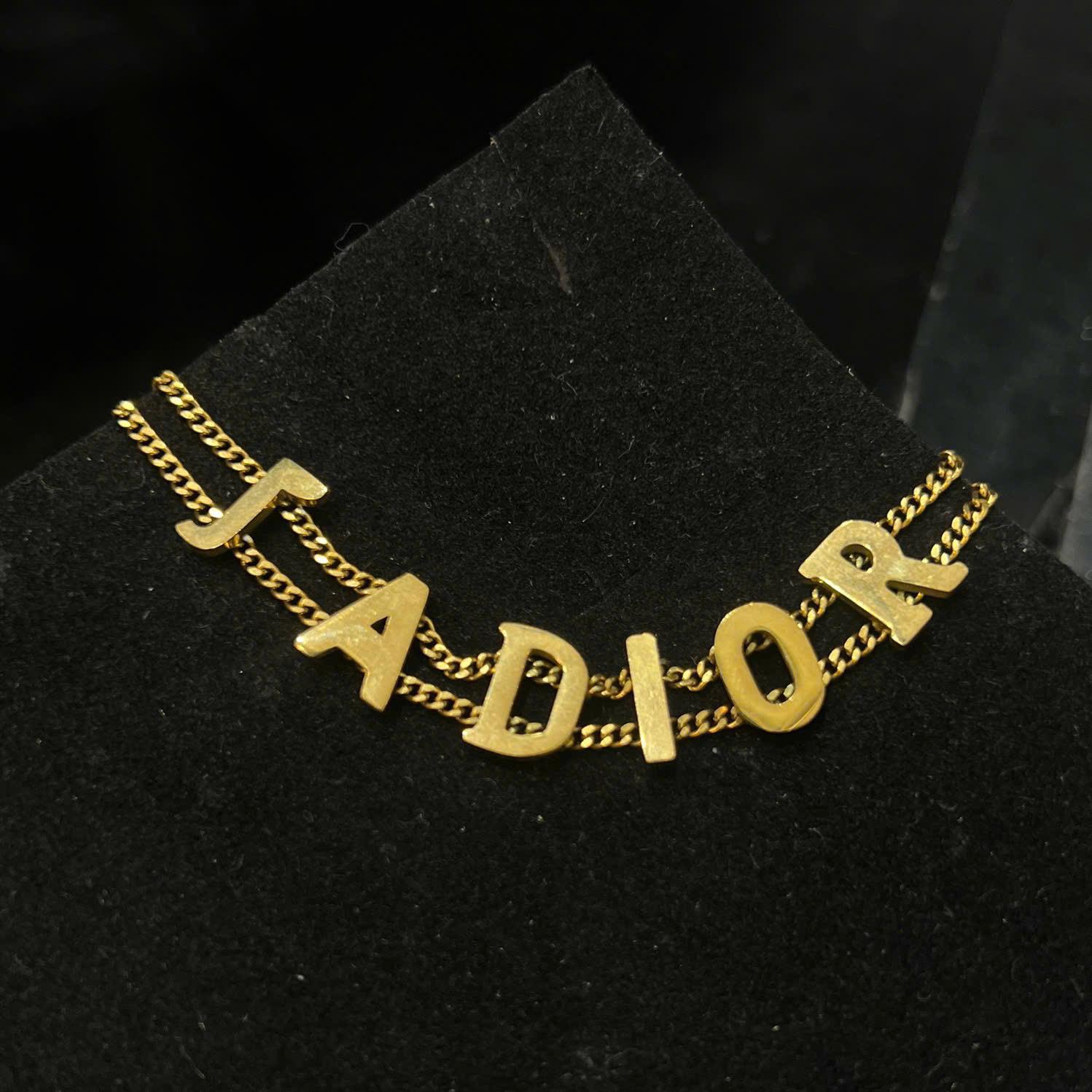 vòng tay titan vàng xích chữ JADIOR