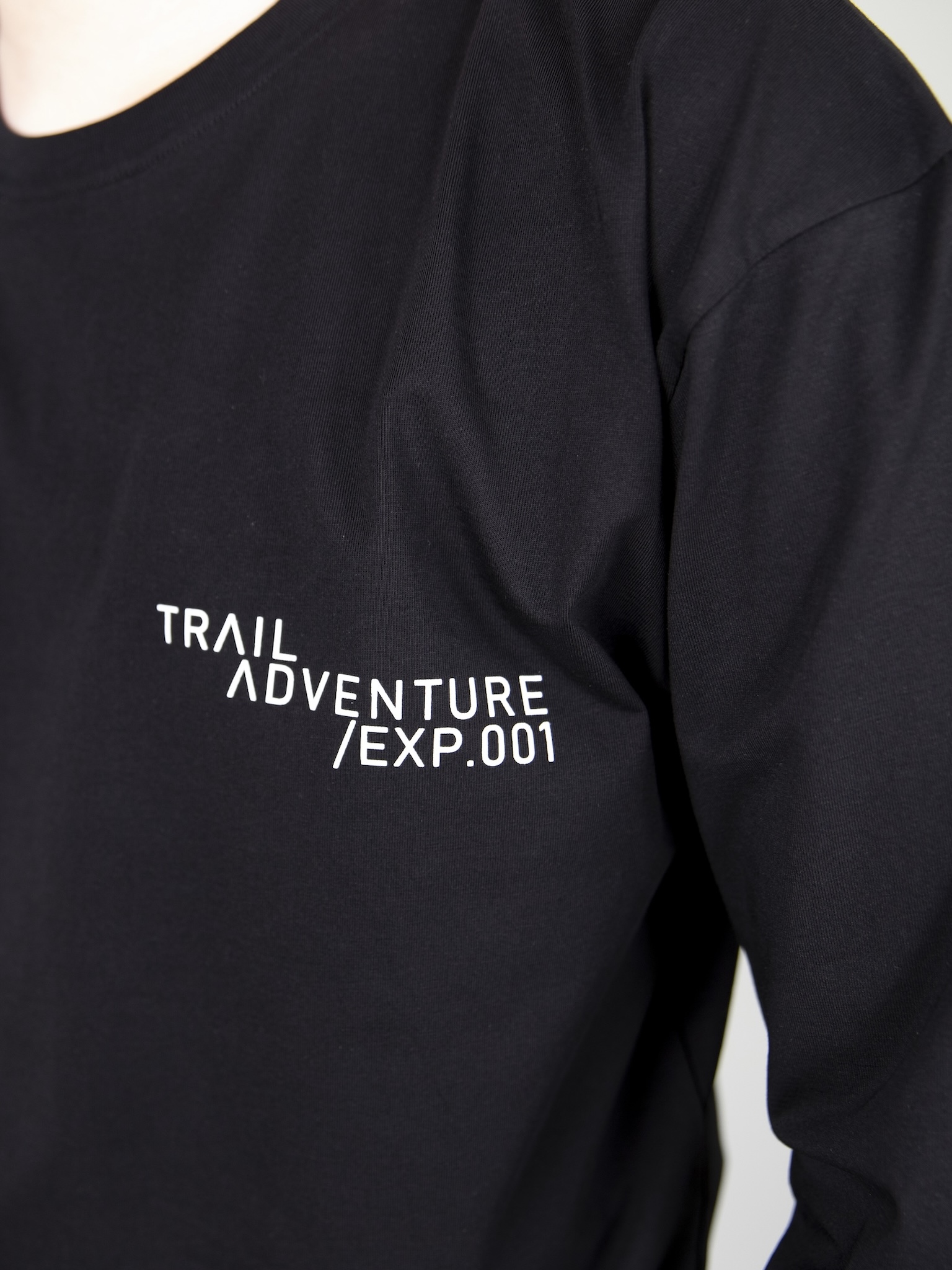 Áo phông dài tay đen in chữ trắng_thumbnail_3