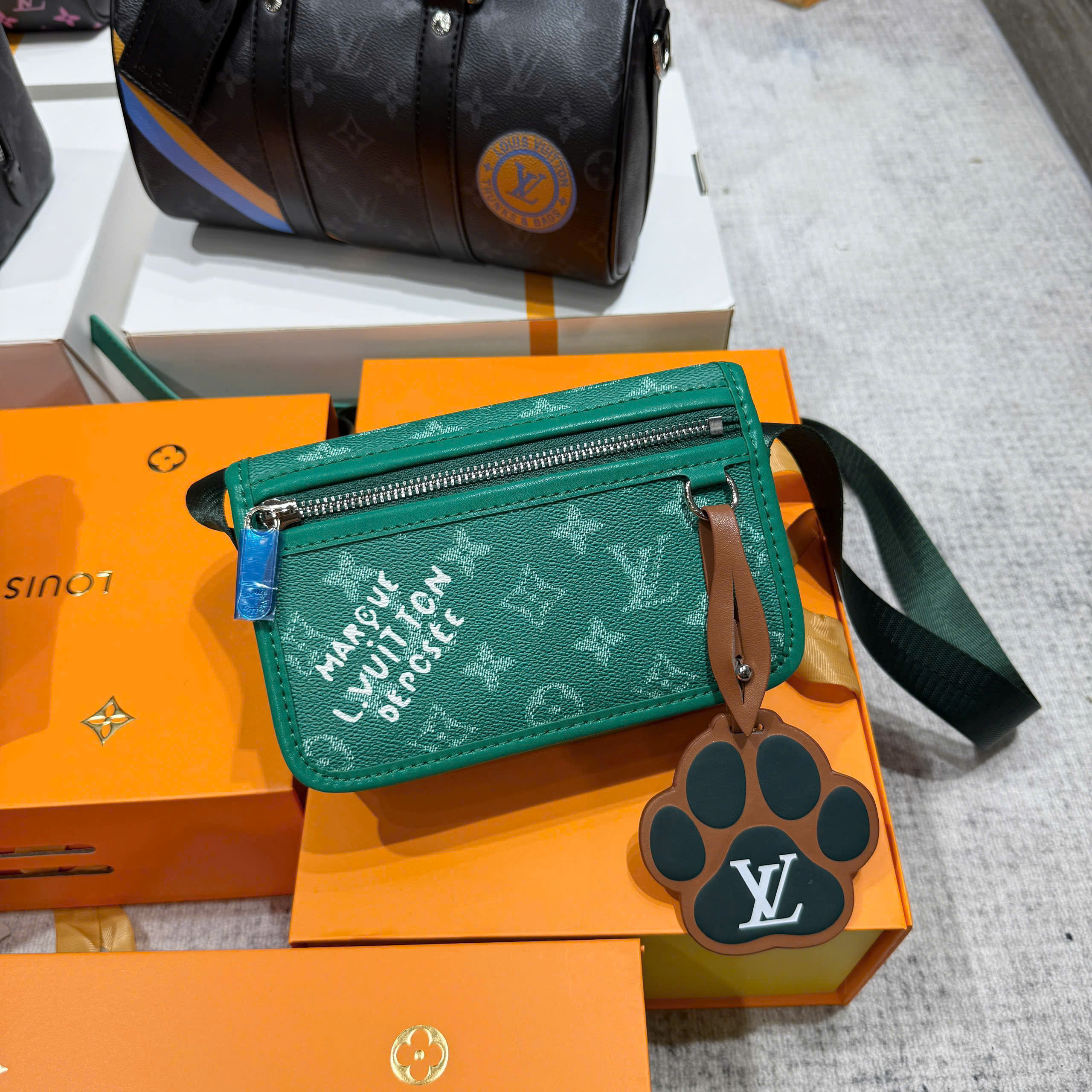 Túi đeo chéo nam LV Bosphore Monogram Eclipse xanh lá_thumbnail_4