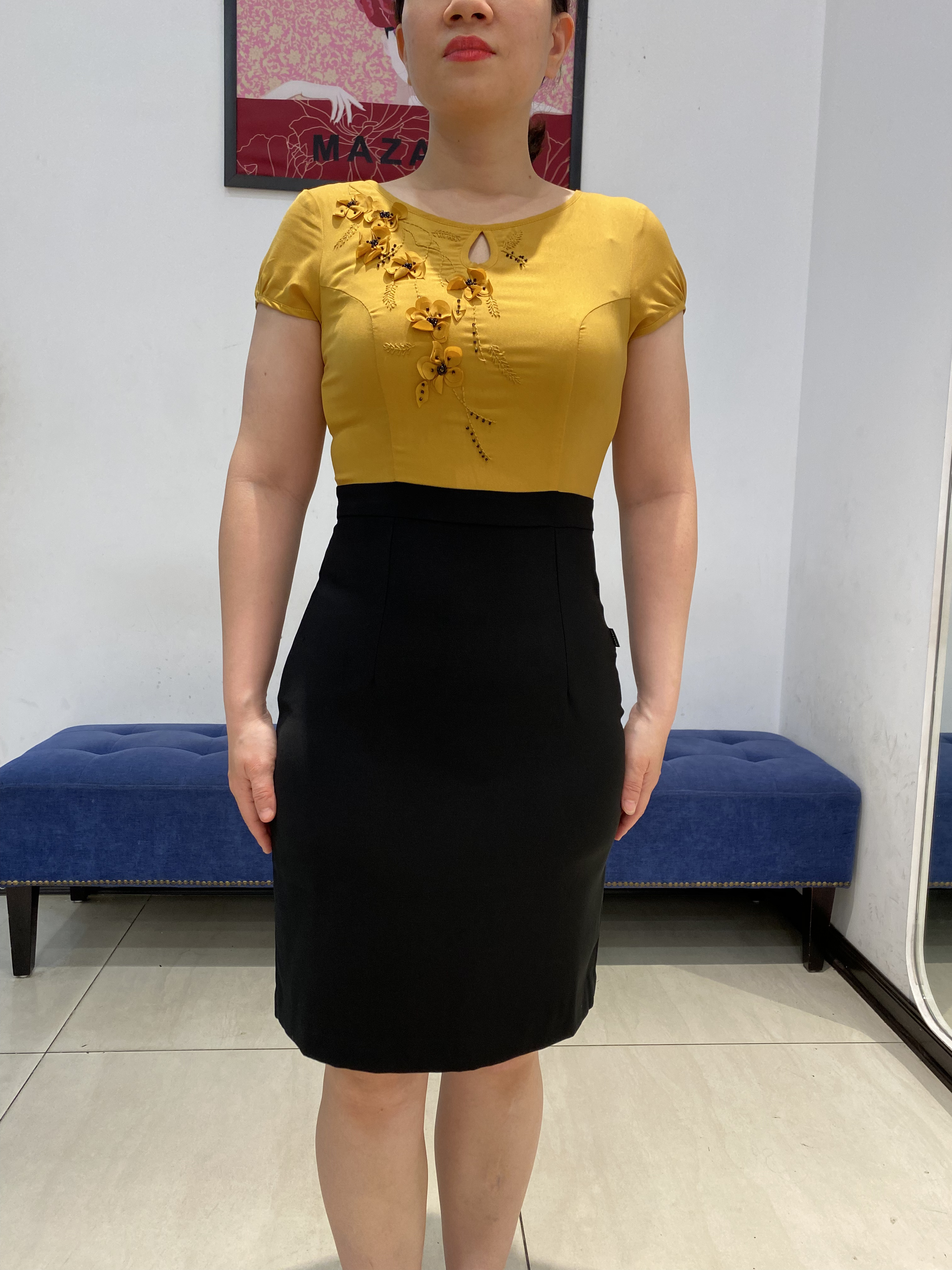 Đầm phối đen vàng cổ tròn đính hoa