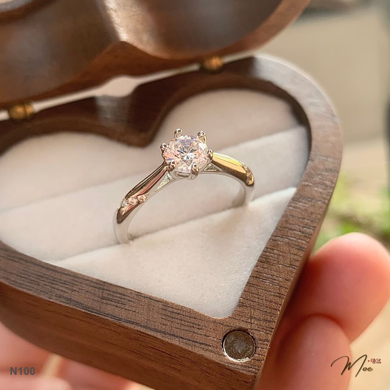 N100 - Nhẫn đá chủ viền trơn đá chéo basic